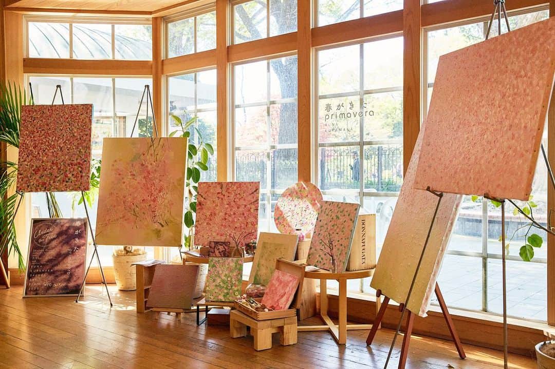 倉中るなさんのインスタグラム写真 - (倉中るなInstagram)「「 春がきた。 primavera 」  DATE 2023.03/25sat-04/30sun OPEN 09:00am-16:00pm  のこり2週間となりました。 昨日行ったら御苑の芝生が桜の絨毯みたいになってたよ🌸  Photo by @_kyonc  Art @petit____runa   〒160-0014 東京都新宿区内藤町１１新宿御苑 新宿門横インフォメーションセンター館内 /入館無料 御苑内 / 土日のみ事前予約制  #illustration #hospitalart #shinjukugyoen #exhibition」4月15日 14時33分 - runa_kuranaka