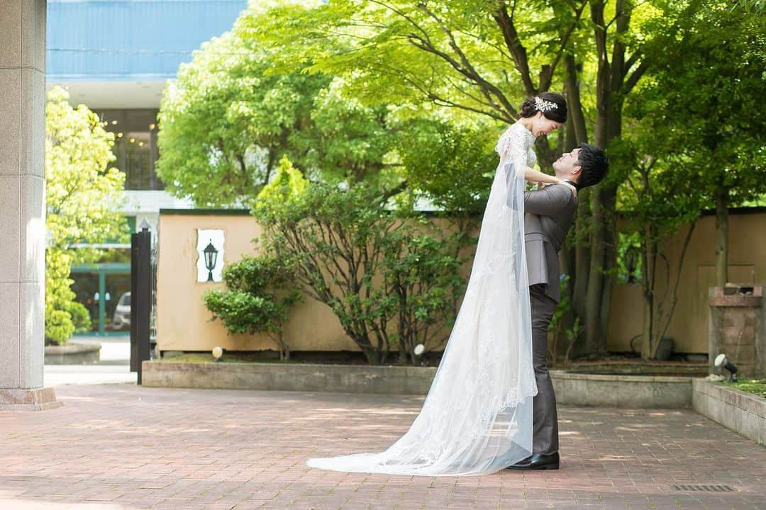 コンフェット鈴鹿平安閣のインスタグラム：「@confetto_heiankaku  ㅤ ㅤ ㅤ  【#結婚式レポ】 【#結婚式前撮り】  ㅤ  ㅤ _______________________________________  ㅤ ㅤ˗ˏˋ 試食付きフェアˎˊ˗ 4月23日(日) 10:00〜 【おもてなし重視の方必見！】 感動挙式体験×贅沢試食フェア🍴 ㅤ  ㅤ˗ˏˋおすすめフェア ˎˊ˗ ㅤ 【迷ったらこのフェア】 心動かすブルーチャペル×憧れの階段入場体験フェア ㅤ ㅤ 【最短2週間で叶うフォトW】 フォト婚相談会  ㅤ ㅤ 平日もフェアを開催しております💗 お気軽にお問い合わせください💭 ㅤㅤ  ㅤ ㅤ  ㅤ ＊試食会 スタッフおすすめフェア！気になるお料理は無料試食でチェック！シェフ特製のメニューをじっくり味わおう♪ ＊チャペル＆パーティ会場見学 レンガ造りの独立型チャペルからパーティ会場まで、 コンフェットの全てが見れますよ！ 人気の演出「Snowウエディング」もチェック☆彡 ㅤㅤㅤㅤㅤㅤㅤㅤㅤㅤㅤㅤㅤ ㅤㅤㅤㅤㅤㅤㅤㅤㅤㅤㅤㅤㅤ ㅤ ㅤ →お問い合わせはDMまたは、TEL 059-378-4122まで →他のフェアを見たい方は、プロフィール欄のリンクより →またネット検索｢コンフェット鈴鹿平安閣｣より  ㅤㅤㅤㅤㅤㅤㅤㅤㅤㅤㅤㅤㅤㅤㅤㅤㅤㅤㅤㅤㅤㅤㅤㅤㅤㅤ #コンフェット鈴鹿平安閣 #コンフェット #フォト婚 #フォトウエディング #フォトウェディング #ウェディングレポ  #ウエディングフォト #ブライダルフォト #鈴鹿フォトスタジオ  #和装前撮り  #前撮り写真 #結婚式前撮り #家族婚  #卒花嫁　 #卒花嫁レポ #結婚式レポ #プレ花嫁 #marry花嫁 #三重花嫁 #東海花嫁  #三重花嫁さんと繋がりたい  #結婚式準備 #三重結婚式 #三重結婚式場 #式場見学  #ウェディングフォトグラファー」