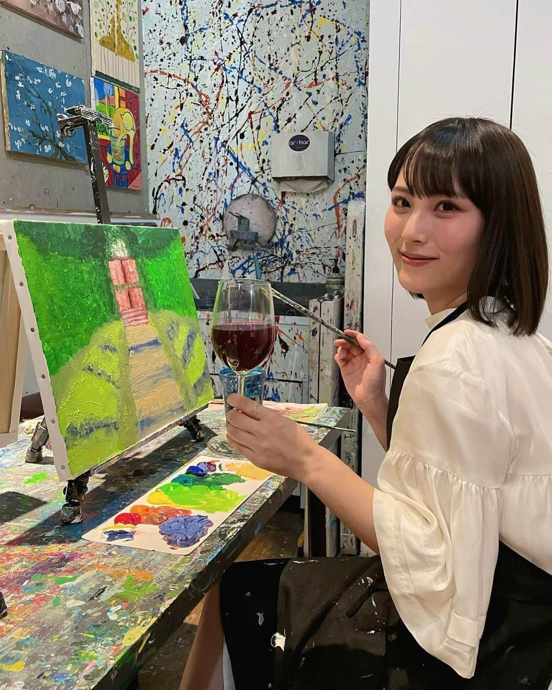 森田真理華さんのインスタグラム写真 - (森田真理華Instagram)「先日Artberに行って来ました🥂 音楽を聴きながらお酒を飲みながら テーマに沿った絵を描けるお店なの☺️ 今回はモネのガーデンというテーマでした🪴 初めてにしては悪くない？（笑） 本当に幸せな時間でまた行きたいな🫶  そして今日20:00YouTubeアップ予定です🎠  #artbar#artbartokyo #アートバー #モネのガーデン#art#絵#キャンバス#代官山#モネ」4月15日 14時49分 - marika__morita