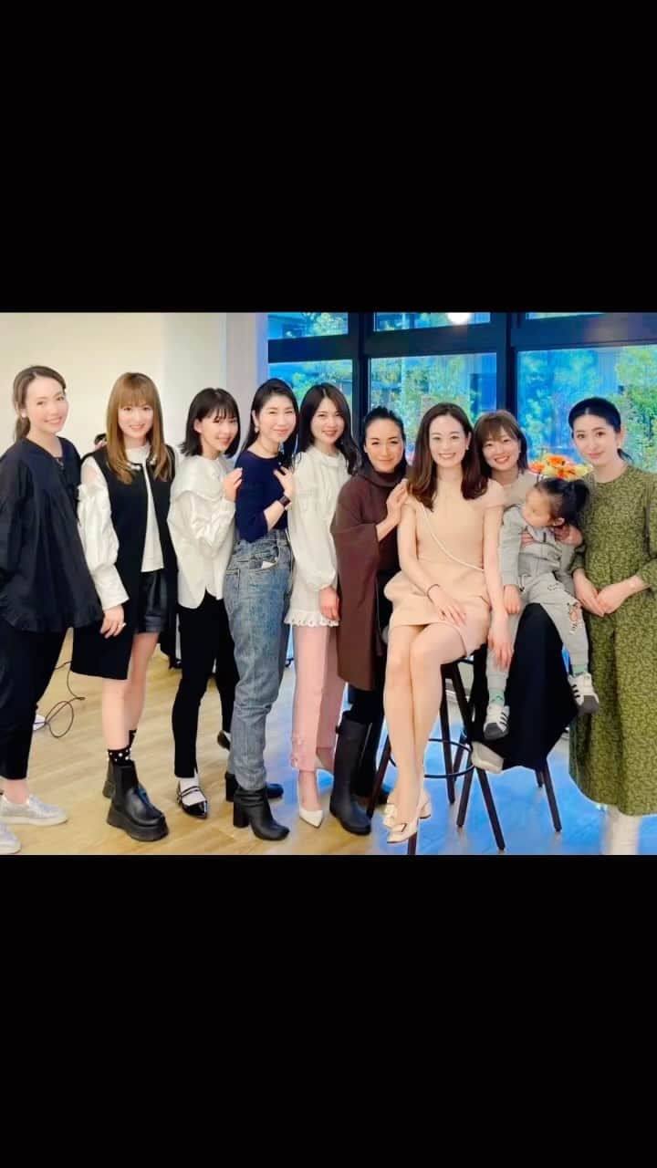 平山美香のインスタグラム：「今日は、朝長男をサタデースクールに送り届けてから、次男と三男を連れて加藤産業様のジャムの日を記念した新商品のこだわりのカンピーザプレミアムジャムとフリアンドのパンの試食会へ行ってきました✨ 加藤産業様の商品は、スーパーでよく見かけますよね✨ 次男は濃厚な抹茶クリームを気に入って、アイスクリーム食べるみたいな食いつき❤️ 息子達は朝食にパンを食べたがる事が多いので、色んなフレーバーのジャムやクリームを用意してあげると、その日の気分で選んで食べてくれるので種類が増えると喜んでくれます❤️ 私はサッパリ甘さ控えめなマーマレードが気に入りました✨ お久しぶりなメンバーに会えて、華やかで楽しい時間でした✨ 美緒ちゃん❤️お誘い有難う✨  ＃カンピーザプレミアム ＃3種のいちご ＃ジャムの日 ＃ジャム活 ＃PR ＃KANPY　 ＃カンピ—  @kanpy0822 @mio_omodaka @risa.risa.k @shi.u.u35 @mai.serizawa @chikakokimoto @aya.n.aya @kaori_sawanoi @7naminami3」