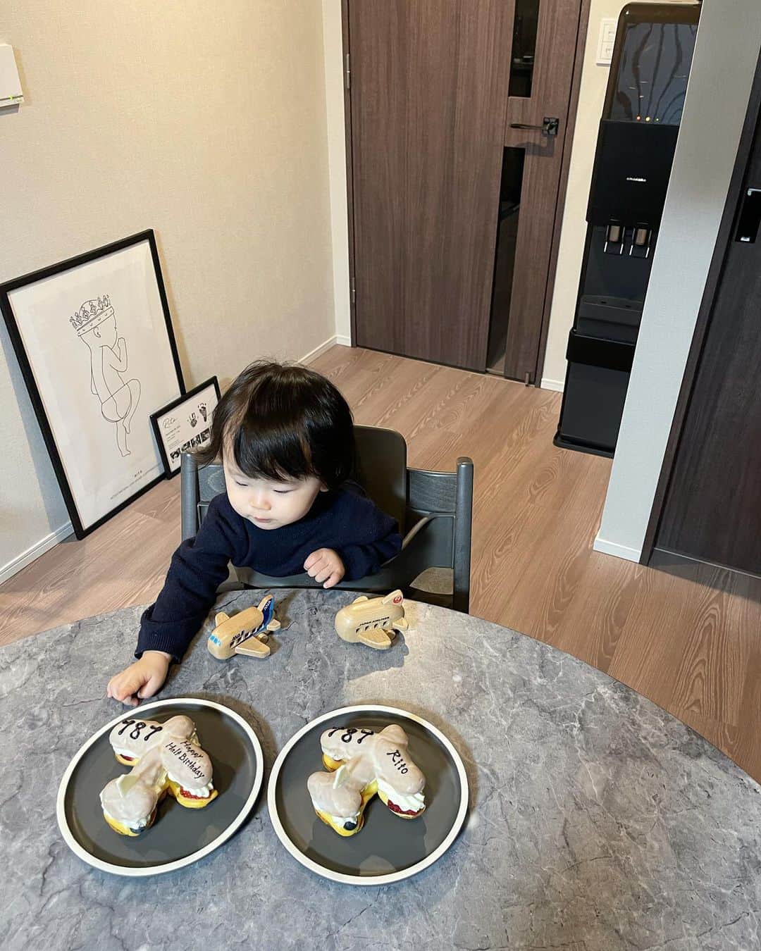 田中響子さんのインスタグラム写真 - (田中響子Instagram)「先月、1歳6ヶ月になった息子。  飛行機シューは可愛いだけでなく、 お味もちゃんと美味しくて 好きな機体、787なのもつぼです✈️  これからも健やかに…🤍」4月15日 14時53分 - coco.golf