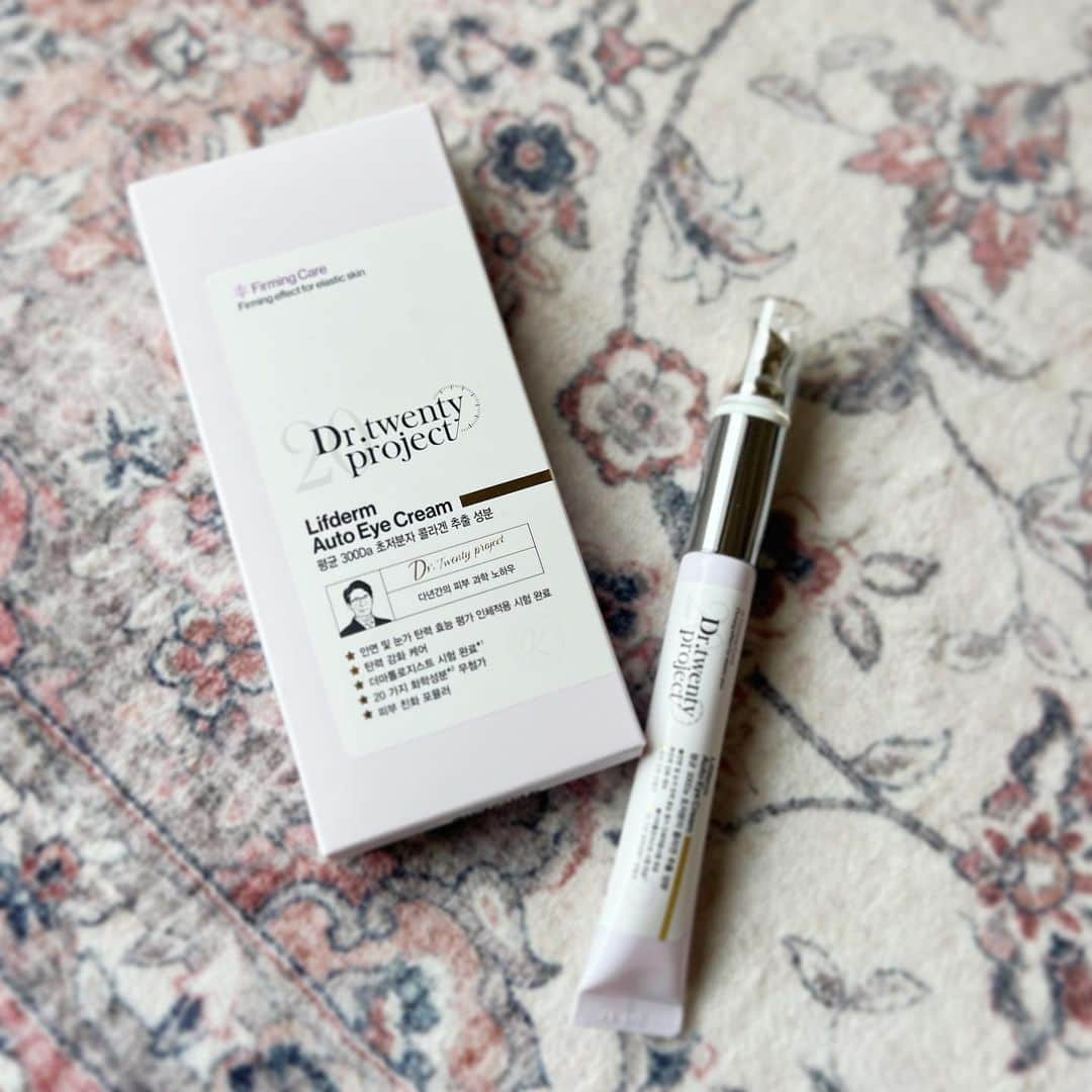 菊池かなこのインスタグラム：「. Dr.twentyprojectの リプダムオートアイクリームを使ってみました☺︎  肌に触れるだけで、自動で振動してくれるアプリケーター付き！ハイスペックなのにお買い得✨  なんと1時間に12000回も振動してくれて、 もちもち弾力のある目元に🫢  手で塗ると、手に30%も吸収されちゃうけど、、リプダムオートアイクリームを使うと「最大100%」肌に吸収させることが出来るんだって☺︎  目元だけじゃなく、首のシワ、ほうれい線、眉間のシワなどにも使えるみたいです🫶  *.:･.｡**.:･.｡**.:･.｡**.:･.｡**.:･.｡** @dr.twentyproject_japan #ドクター20 #弾力ケア #スキンケア #アイクリーム #韓国コスメ #sponsored」