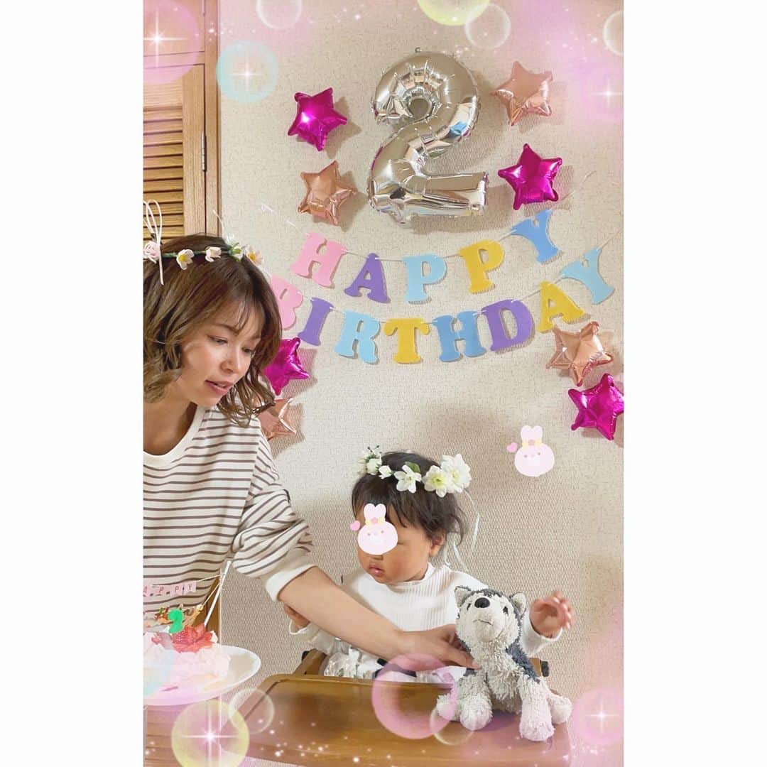 池田彩のインスタグラム：「２歳の誕生日でしたー👶🏻🎂🍓 寝てる間に飾り付けして、ケーキ作って🎂 初めてのケーキ、まさかのクリーム嫌がって、いちごしか食べんかった🍓👶🏻👅笑  これからも元気にすくすく育ってねー😊  歌うし踊るし、よーしゃべる👶🏻  #HBD #happybirthday #お誕生日おめでとう  #初めてのケーキ  #2歳  #ママも２歳」