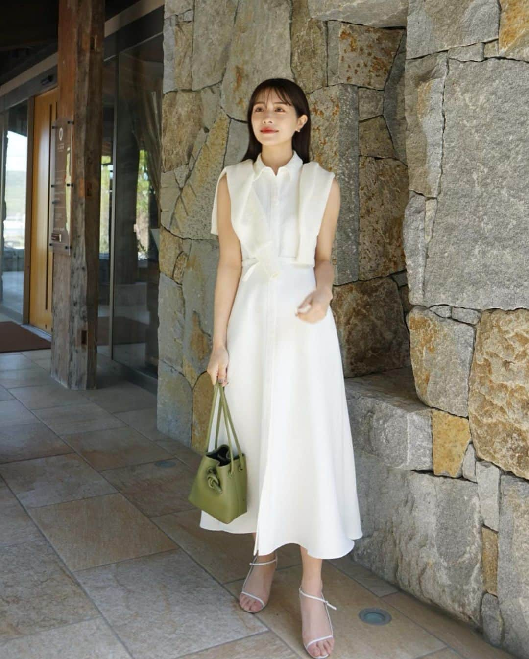 楫真梨子さんのインスタグラム写真 - (楫真梨子Instagram)「Belted Jacquard Dress / White  こちらも旅先で大活躍した1着👜しっかりとした生地感なので、今の時期から初秋まで着回せます😌  シンプルなAラインワンピースは、サークルジャガードの生地と15mmのスクエアバックルを使用した細ベルトで個性を出しました。  こちらも本日20:00より販売開始です✨  #laubeblanc」4月15日 15時04分 - kajimari1226