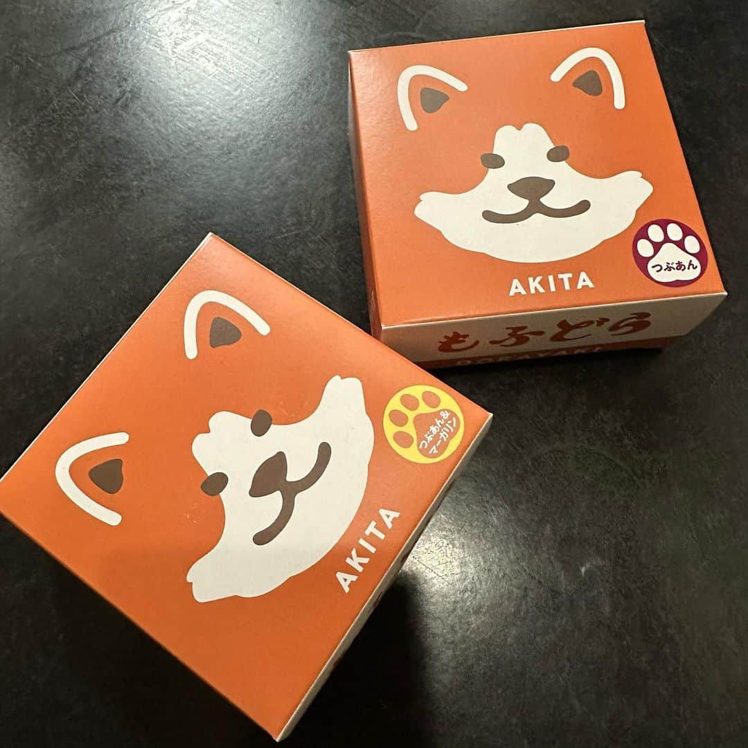 みずしな孝之のインスタグラム：「秋田のおみやげおやつ 蕗月堂「もふどら」。  秋田犬のしっぽ模様が入ってて 食べられないくらいかわいい。食べるけど。  東京だと品川のあきた美彩館で 売ってるのを見たことがあります。」