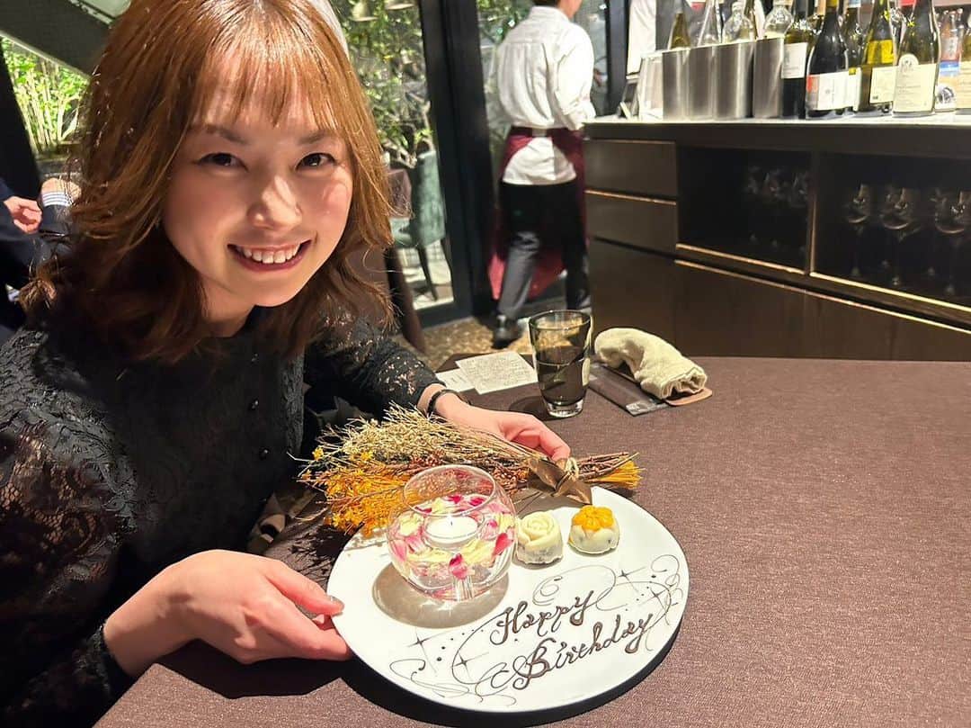 尾島知佳のインスタグラム：「📍シンシア/sincere（フレンチ料理）  ちょっと早いですが、 旦那ちゃんに誕生日ディナー🍽連れて行ってもらいました🎂 少し前に、何食べたいか聞かれて「フレンチ」と答えた私←なんかかっこいいwww 一生懸命お店探してくれて予約してくれたお店に行ってきました♪  ①感想 美味しかった！楽しかった！😂 ひとつひとつのお料理が楽しかった、ワクワクする感じ🌟お料理に合わせてワインも出してもらい、ワインまで楽しめました🍷 フレンチ料理、楽しいってなりハマりそうになりましたが、、、頻繁に行けるような💰ではないため、また特別な時に行きたいです💸  ②画像について 1枚目→誕生日プレート予約してくれてた💓パシャリ 2-8枚目→お料理　※旦那さん映り込みありw 9枚目→夫婦ショット撮ってもろた👩🏼‍❤️‍👨🏻 10枚目→久々にしっかりしたからパスポート用写真撮っておいた😂※姓が変わったため更新せな  ③その他 お土産までいただいて、とってもハッピーで帰りました♪ お互い気合い入りすぎてw周りの人カジュアルなのに旦那ちゃんすんげーおしゃんスーツ着てて恥ずかしがってました❤︎笑  ラスト20代、、、 頑張って働き、遊びも本気で、全力で駆け抜けていきたいと思います☆来年は30歳😱ついに突入なのでライフプランもそろそろたてていきたいとおもいます！  #誕生日ディナー #フレンチ料理 #高級コース #sincere #シンシア #北参道 #29歳 #フレンチ料理に目覚める #20代ラスト #バースデーガール #夫婦時間 #パスポート更新  しなきゃ#旦那ちゃんありがとう #年下旦那 #育て上げる 笑」