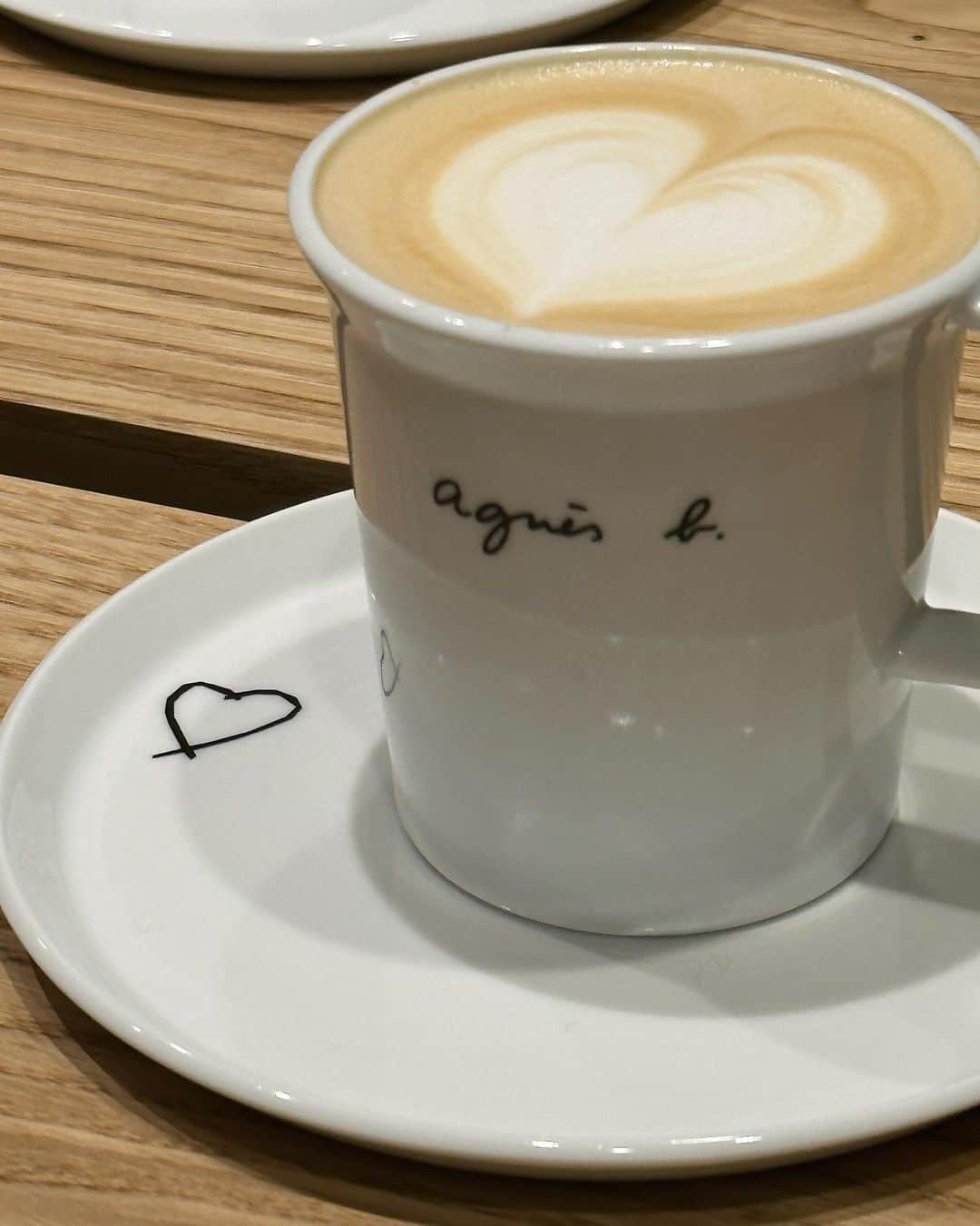 宮所舞のインスタグラム：「. @agnesb_cafe 📍Kyoto,Gion  大好きな @agnesb_officiel の新店が オープンしたとのことで早速✨✨  町屋を一軒丸ごと改築した、 ブランドの新たなコンセプトショップ♡♡ 1階はカフェで2階にはコレクションや 限定商品の展示、販売スペースになっていて とにかく素敵な空間だった〜！！  フードも本当に美味しくて、 モーニングもランチもあるみたいだからまた行きたい🫶🏻  京都に行った時は足を運びたい好きな場所に追加された♡  #アニエスベー祇園 #agnesbgion #アニエスベーカフェ #agnesbcafe #agnès b. #アニエスベー」