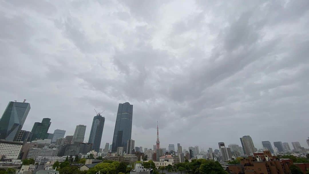 テレ朝newsのインスタグラム：「きょうは全国的に雨が降り、太平洋側ほど雨が強まるでしょう。道路の冠水や河川の増水などお気をつけください。沿岸部では風も強まり、横殴りの雨となりそうです。#六本木  #roppongi #tvasahi #news #japan #follow #フォロー #写真 #テレビ局 #動画ニュース #天気 #天気予報 #いまそら」