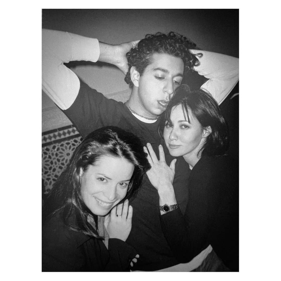 ランドール・スラヴィンさんのインスタグラム写真 - (ランドール・スラヴィンInstagram)「Never-before-seen 1998 snapshot of Holly Marie Combs,  Shannen Doherty and Alaa Khaled at The Whiskey Bar  #unseen  #archives」4月15日 6時16分 - randallslavin