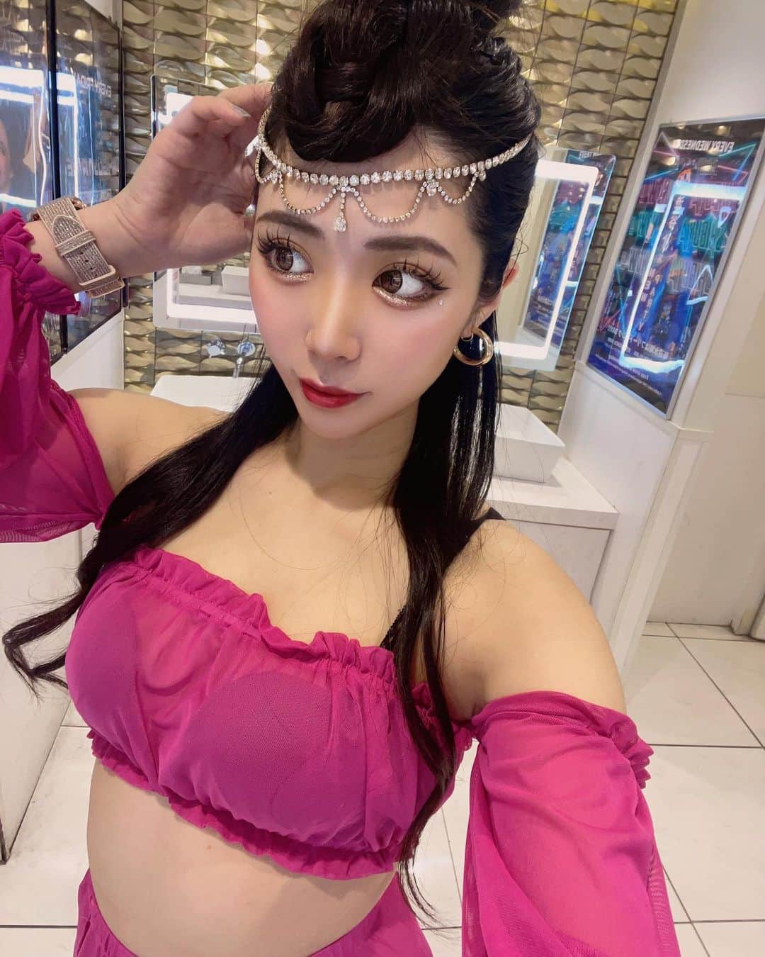 ゆずのインスタグラム：「初めてしたタイプのセルフヘアセット✨💖 器用になんでもできる人が羨ましい❤️‍🔥❤️‍🔥❤️‍🔥 . . . #ダンサー#ゴーゴーダンサー#ダンス #ヘアメ#セルフヘアメイク#渋谷#六本木 #クラブ#クラブダンサー#vizel#shibuya#club#japan#japanese#japantokyo#dancer#dance#followme#일본#댄서#댄스#헤어스타일#헤어메이크업#팔로우미#팔로우」