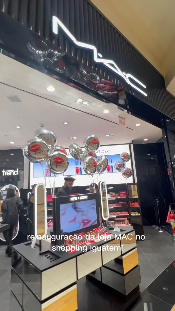 M·A·C Cosmetics BRのインスタグラム：「ATENÇÃO 🚨 O lançamento do batom #MACLockedKissInk foi um sucesso e alguns tons já estão se esgotando. Visite uma de nossas lojas neste final de semana para garantir o seu tom favorito antes que acabe. 😱  Ontem tivemos a reinauguração da nossa loja no Shopping Iguatemi que está de cara nova e cheia de novidades.  E temos um segredinho: 😊 todas as nossas lojas estão com serviço de make gratuito realizado por um de nosso Artistas.   Ufa! São muitas novidades. Esperamos por você 🤗」