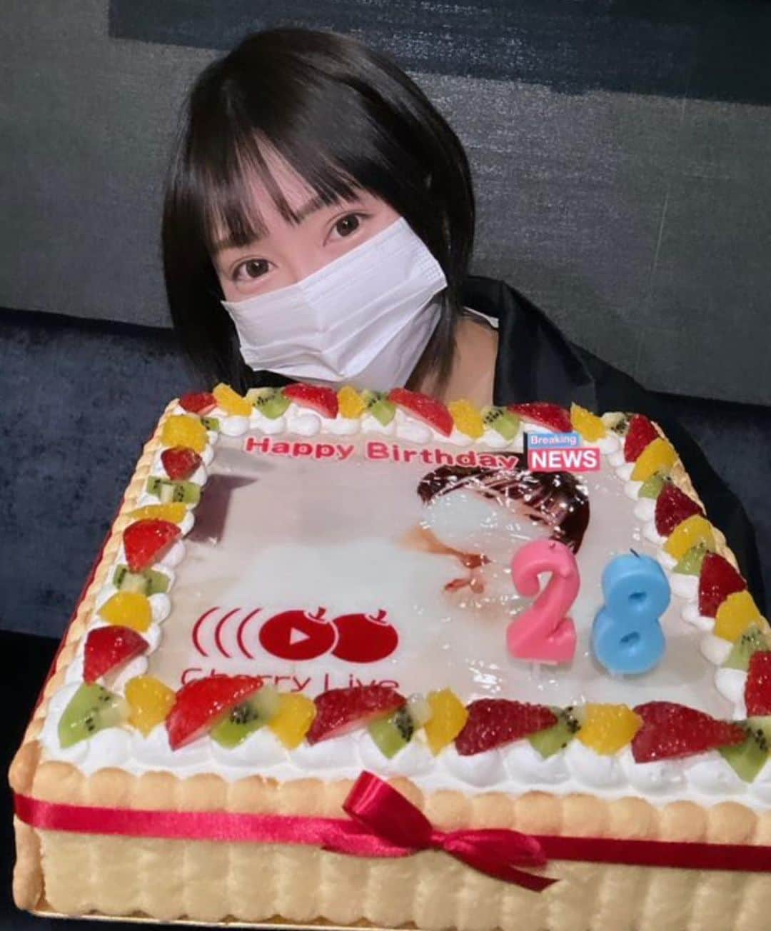 丸の内OLレイナ（美容）さんのインスタグラム写真 - (丸の内OLレイナ（美容）Instagram)「28歳の誕生日は、 人生で一番沢山の人に お祝いして貰いました🎂🫶  それだけ出会いが増えて 大切な人が増えました  この楽しい環境に日々感謝し 今年もいっぱい飛躍したいと思います🍒  #チェリーライブ #みんなだいすき！」4月15日 6時29分 - reinapanty2