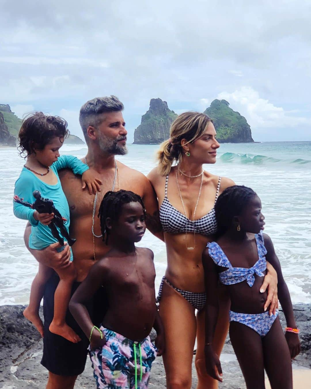 Giovanna Ewbankさんのインスタグラム写真 - (Giovanna EwbankInstagram)「F A M Í L I A ❤️ A primeira vez de nós 5 na ilha do AMOR. Fernando de NORONHA que saudades nós estávamos de você! ❤️ #averdadeiranoronha #fernandodenoronha #família #familiaewbankgagliasso」4月15日 6時24分 - gioewbank