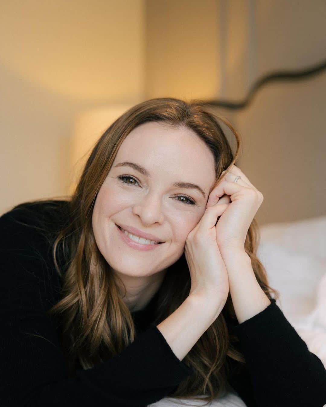 ダニエル・パナベイカーのインスタグラム：「Pillow talk ☁️」