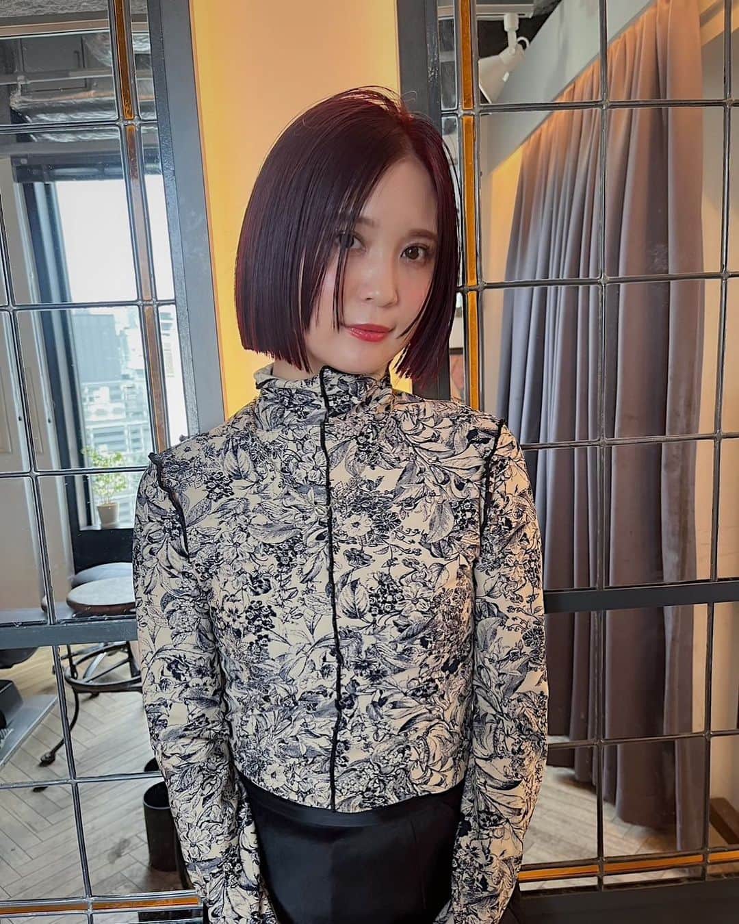 佐々木香奈のインスタグラム：「cut ¥6000 cut&color ¥12000〜 cut&w color ¥18000〜 cut&highlight color ¥19000〜 cut&purm ¥12000〜 cut&digitalperm ¥16000〜 cut&straight perm ¥20000〜 cut &straight treatment ¥16000〜  ☝︎レングスやデザインによって 追加料金が発生する場合あります  @bloc_japon  〒150-0042 東京都渋谷区宇田川町３２−７ HULIC ＆New UDAGAWA 11F 03-5784-3227  weekday  10:00-16:00 sat.sunday  10:00-17:00」