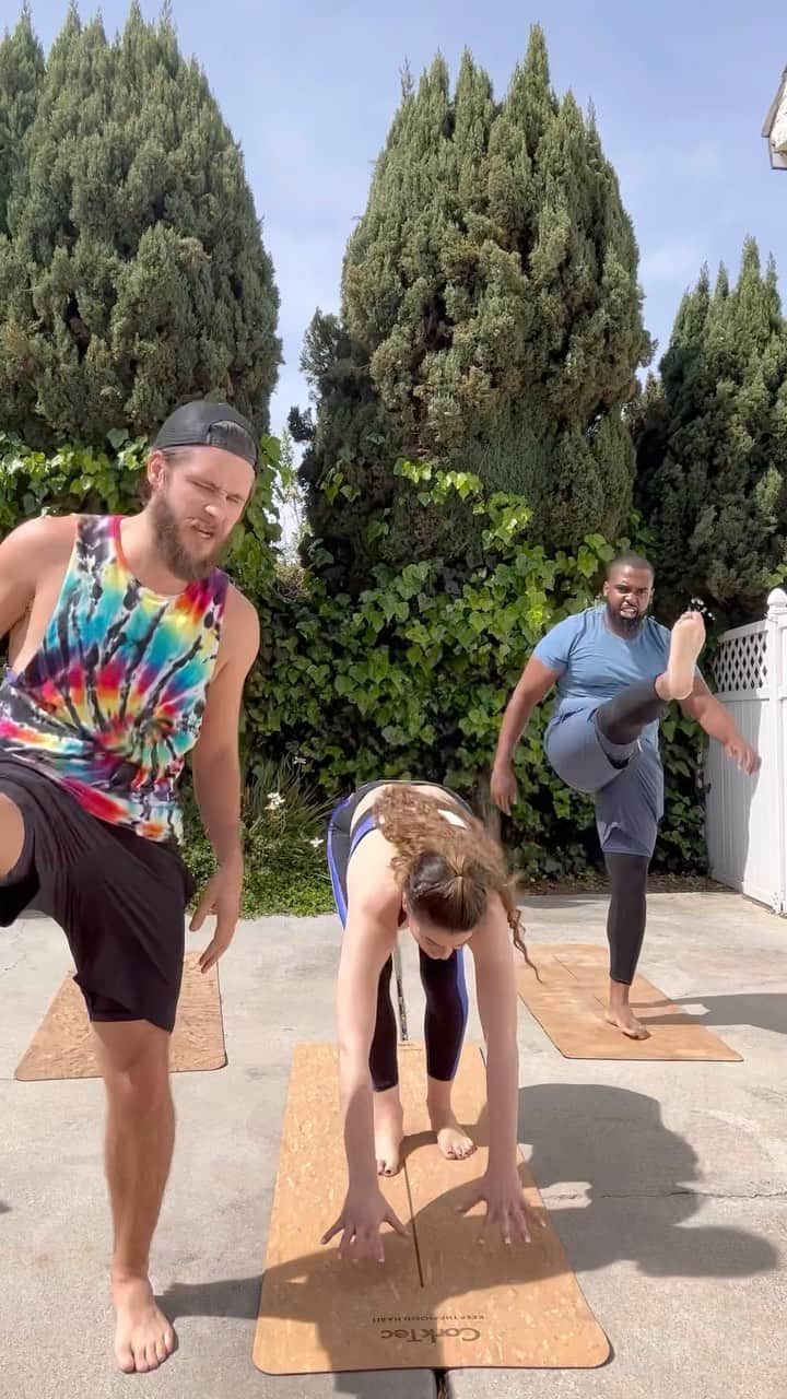 リンゼイ・ショウのインスタグラム：「Join our Patreon for the full flow. 🧘🏻‍♀️🧘🏽🧘🏼‍♂️ Grab your mat, & move with us!!」