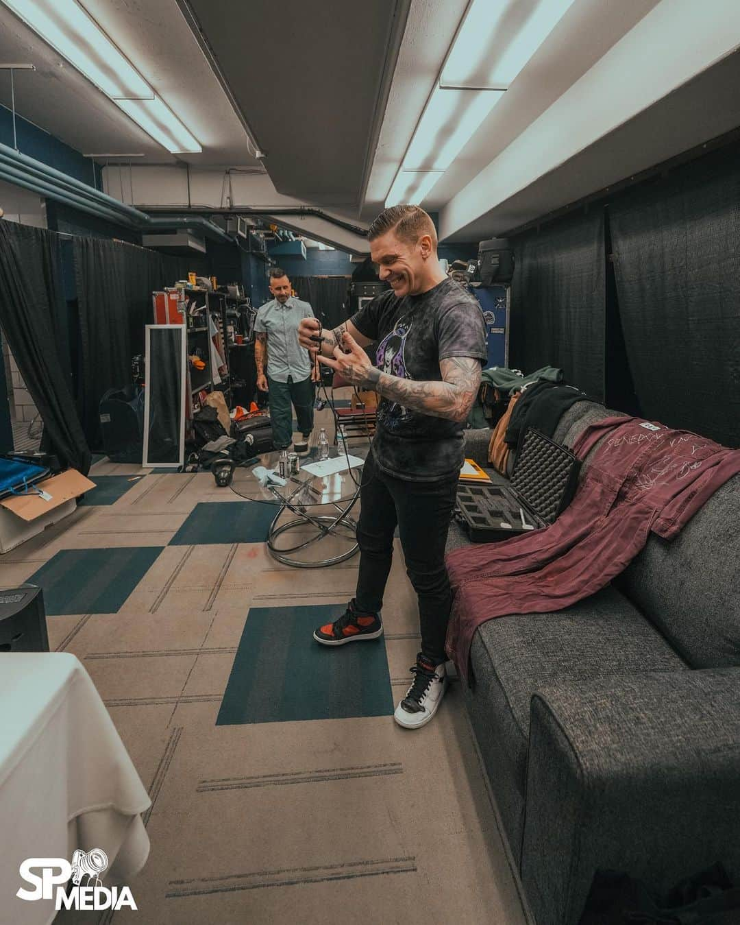 Shinedownさんのインスタグラム写真 - (ShinedownInstagram)「Pre-show vibin ⚡️before #TheRevolutiosnsLiveTour hits the stage.   Florida… it’s good to be back for some hometown shows!!!   Jacksonville tonight, Orlando tomorrow…   LET’S GOOOOO!!!   📸 @sanjayparikhphoto」4月15日 6時34分 - shinedown