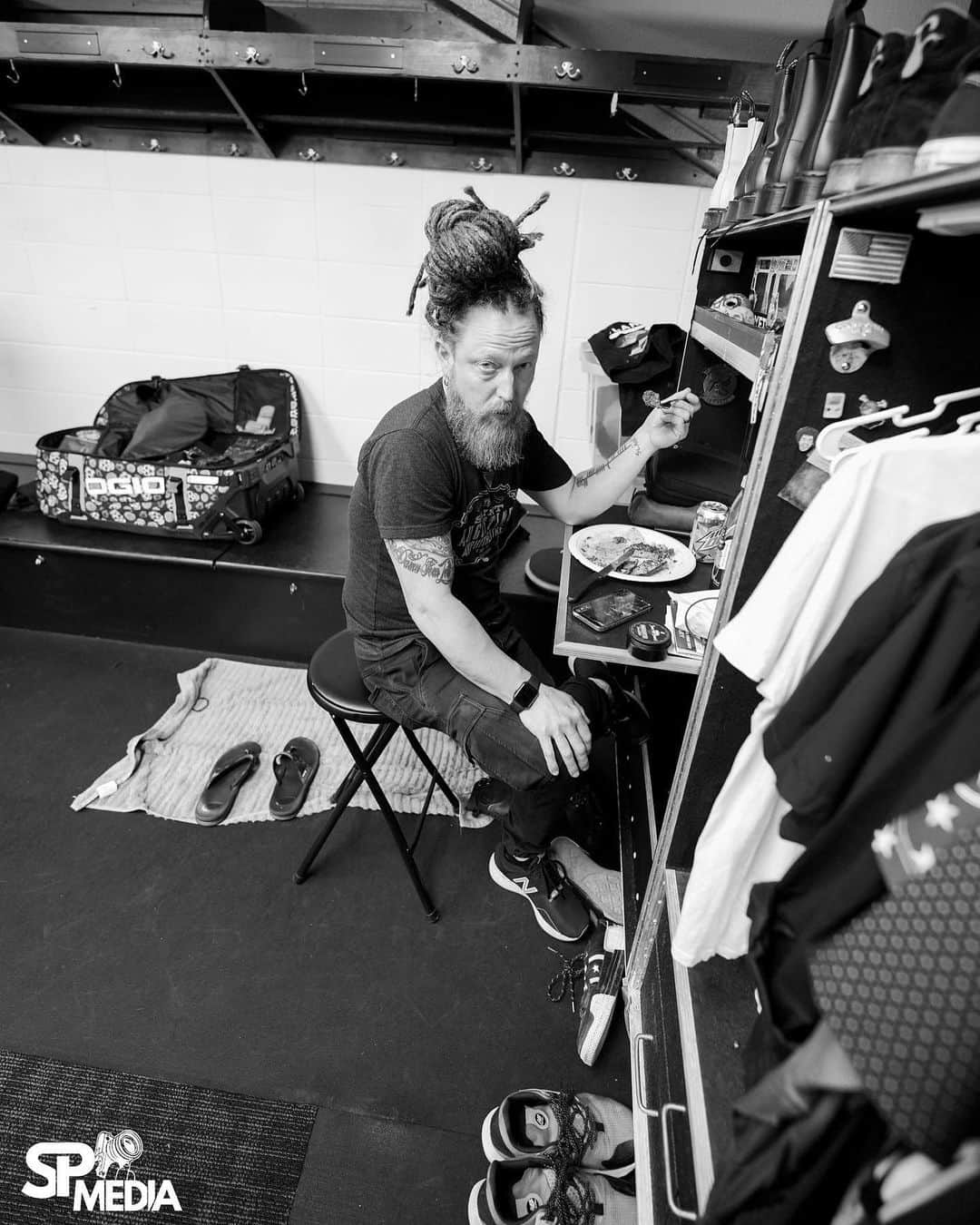 Shinedownさんのインスタグラム写真 - (ShinedownInstagram)「Pre-show vibin ⚡️before #TheRevolutiosnsLiveTour hits the stage.   Florida… it’s good to be back for some hometown shows!!!   Jacksonville tonight, Orlando tomorrow…   LET’S GOOOOO!!!   📸 @sanjayparikhphoto」4月15日 6時34分 - shinedown