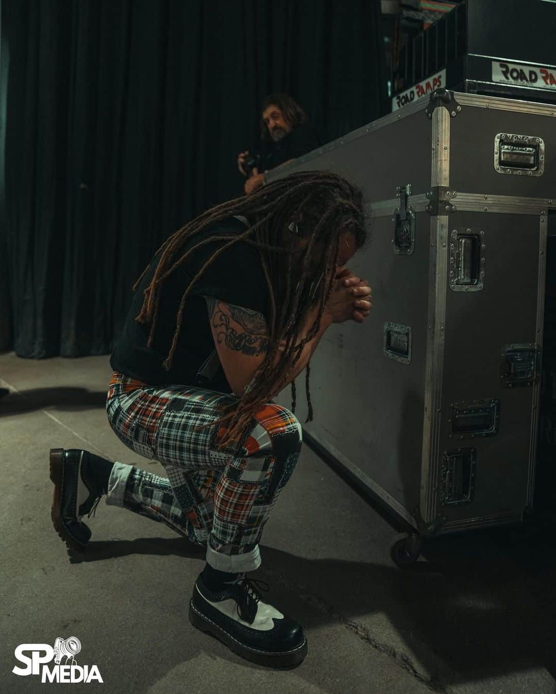 Shinedownさんのインスタグラム写真 - (ShinedownInstagram)「Pre-show vibin ⚡️before #TheRevolutiosnsLiveTour hits the stage.   Florida… it’s good to be back for some hometown shows!!!   Jacksonville tonight, Orlando tomorrow…   LET’S GOOOOO!!!   📸 @sanjayparikhphoto」4月15日 6時34分 - shinedown