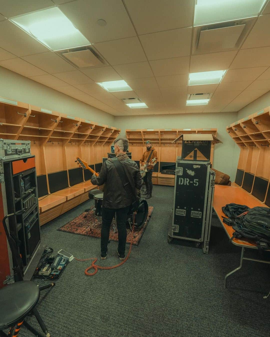 Shinedownさんのインスタグラム写真 - (ShinedownInstagram)「Pre-show vibin ⚡️before #TheRevolutiosnsLiveTour hits the stage.   Florida… it’s good to be back for some hometown shows!!!   Jacksonville tonight, Orlando tomorrow…   LET’S GOOOOO!!!   📸 @sanjayparikhphoto」4月15日 6時34分 - shinedown