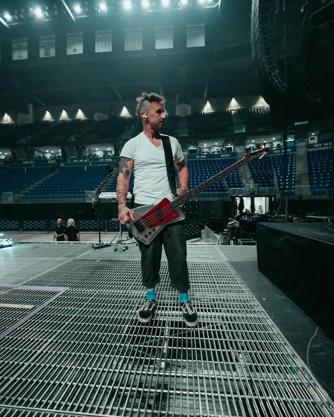 Shinedownさんのインスタグラム写真 - (ShinedownInstagram)「Pre-show vibin ⚡️before #TheRevolutiosnsLiveTour hits the stage.   Florida… it’s good to be back for some hometown shows!!!   Jacksonville tonight, Orlando tomorrow…   LET’S GOOOOO!!!   📸 @sanjayparikhphoto」4月15日 6時34分 - shinedown