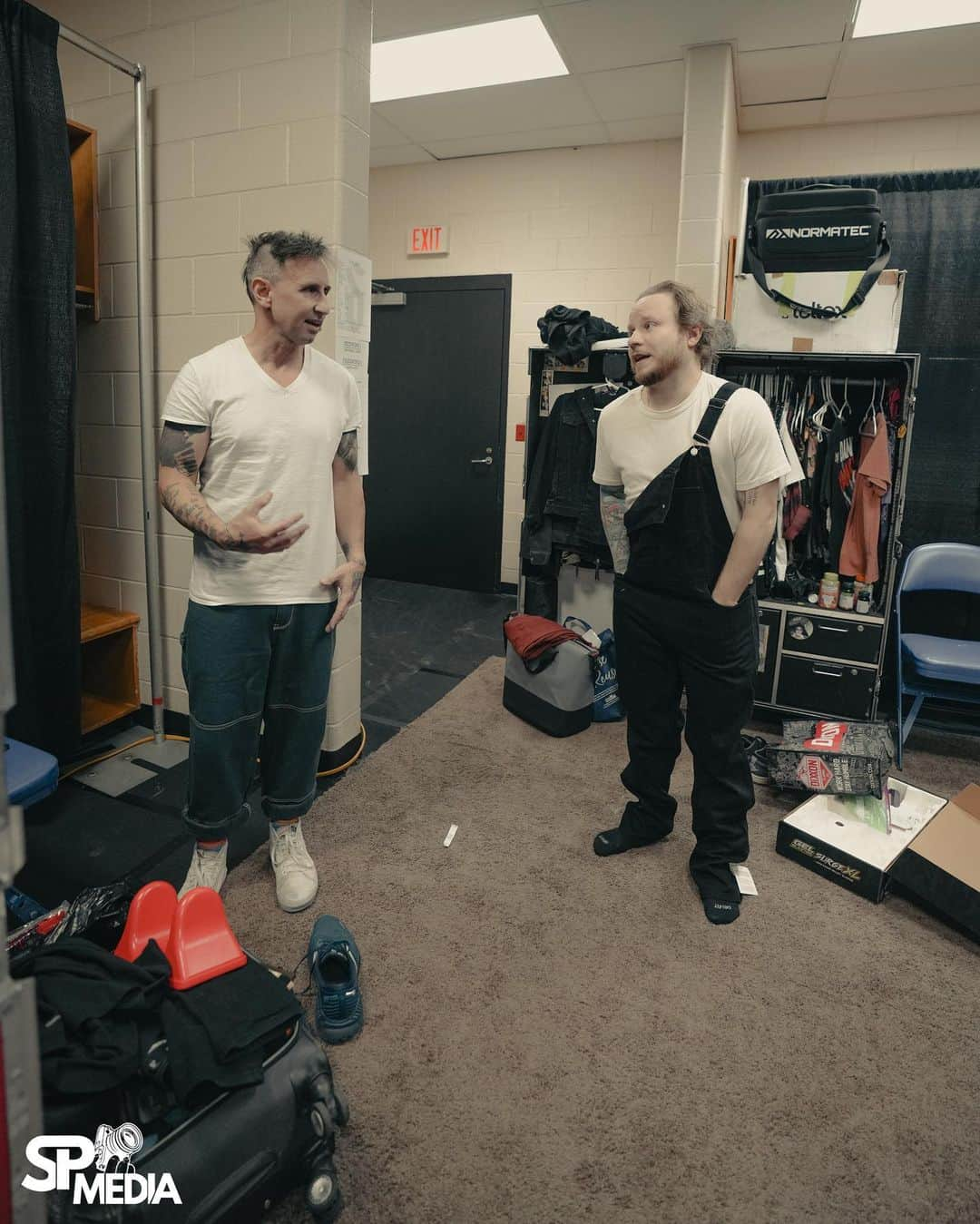 Shinedownさんのインスタグラム写真 - (ShinedownInstagram)「Pre-show vibin ⚡️before #TheRevolutiosnsLiveTour hits the stage.   Florida… it’s good to be back for some hometown shows!!!   Jacksonville tonight, Orlando tomorrow…   LET’S GOOOOO!!!   📸 @sanjayparikhphoto」4月15日 6時34分 - shinedown