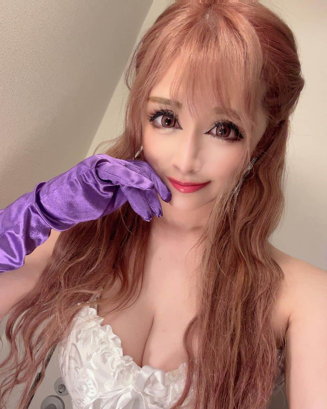 REIRAのインスタグラム：「ピンクベージュヘアお気に入り💖 今日も週末のはしご仕事を 終わってゆっくり時間♪」