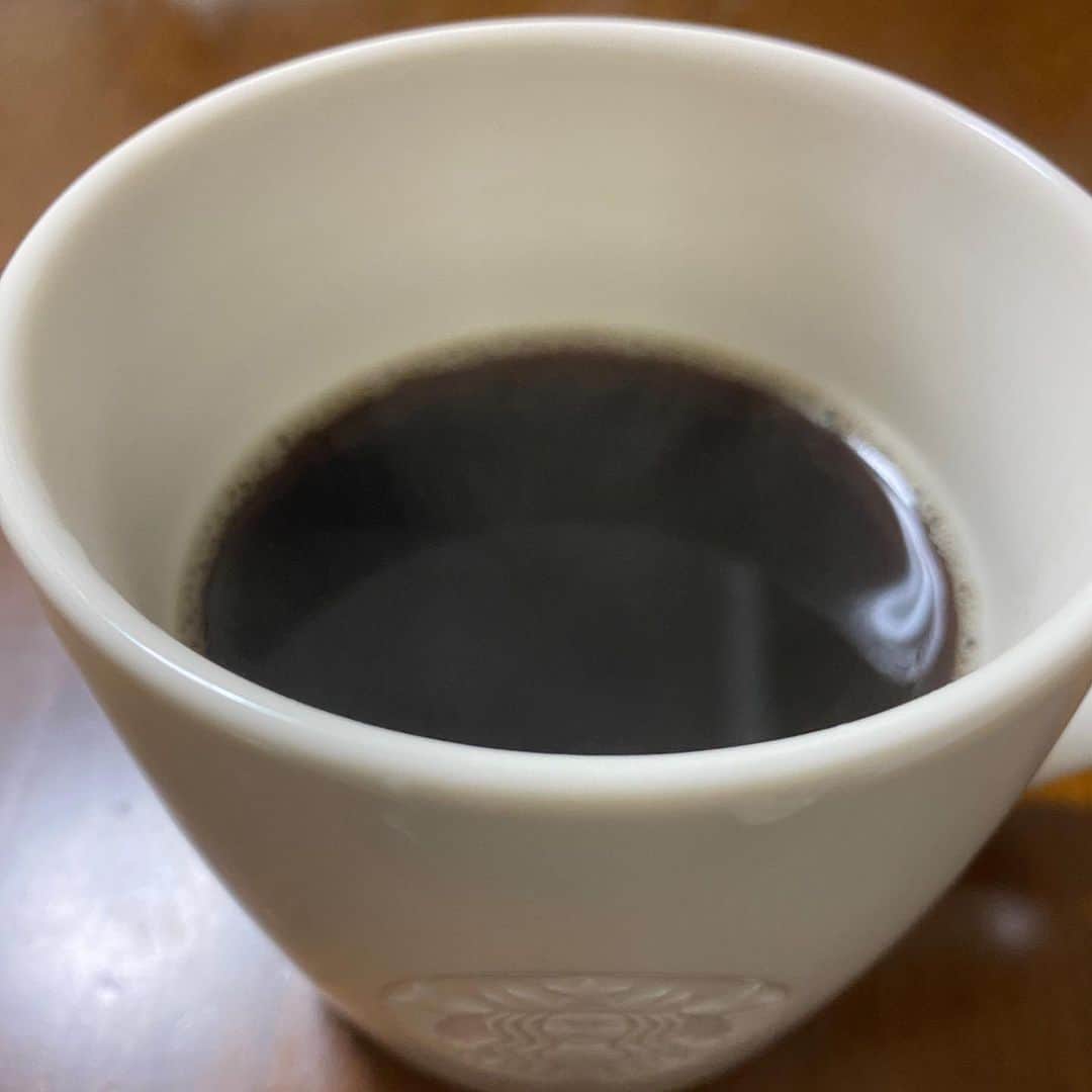 のインスタグラム：「おはようございます 本日もコーヒーから (31日目)  大阪は今日一日雨っぽいですね。土曜日なので出かけたいところではありますが、普段できない掃除、片付け、やりなさいよってことかもですね。 そう考えると、機会を作ってくれた雨に感謝ですね。ありがとう。  今日は朝パン屋、お昼から衣装作りのため神戸に、夜はそのまま神戸で中高時代の柔道部の先輩方と食事会。こうして歳取っても関係が続いてるのは有難いですね。なんせ毎日地獄の練習乗り切った仲ですからね、絆深いですよ笑  あれ、、、 めっちゃ出かけるやん、、 掃除とかは、、？  皆さん、良い一日を！  #コーヒーチャレンジ #苦手なコーヒーをお茶の感覚で飲めるようになるまでの道のり #コーヒー #coffee #コーヒーチャレンジ #coffeechallenge #カフェ #Caffe #吉本新喜劇 #yoshimotoshinkigeki #カバ #kaba #cava #hippopotamus #hippo #皆さん、良い一日を！」
