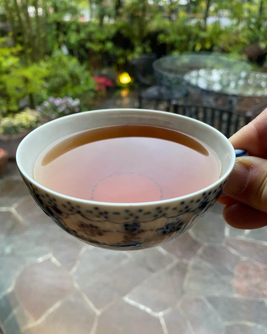 西川忠志さんのインスタグラム写真 - (西川忠志Instagram)「ほうじ茶  皆様おはようございます。  毎朝、お仏壇に白米とお茶をお供えします。  その後、急須にまだたっぷりある お茶を僕も飲みます。  今朝の大阪は雨。 朝6時、今のところはまだ、ひんやりしてます。  温かいほうじ茶を呑んで・・・あぁ落ち着きますね。  4月もあっという間に今日は15日。  では今日も京都へ。  皆様におかれまして良き一日であります様に🍀  感謝 西川忠志」4月15日 6時48分 - nishikawa_tada
