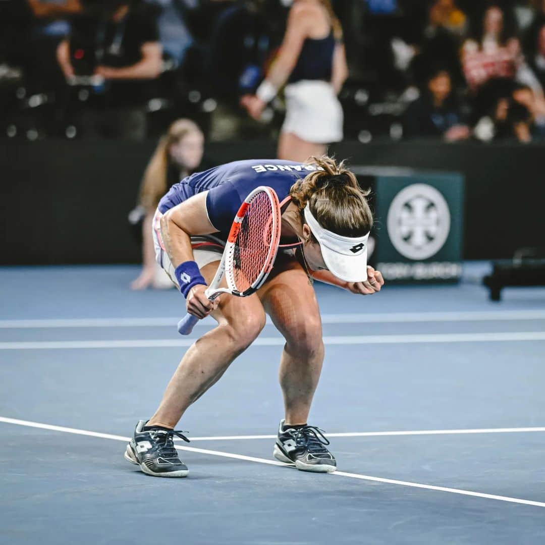 アリーゼ・コルネのインスタグラム：「What it means to play for your country 💪🇨🇵🤯 @billiejeankingcup  📸 @paulineballet / FFT」