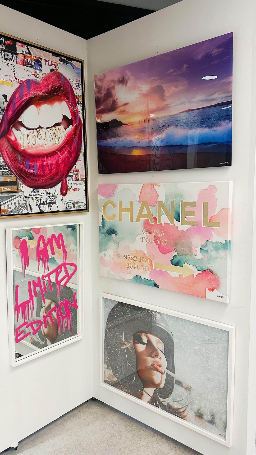 The Oliver Gal Artist Co.のインスタグラム：「Canvas, Shadow Box, and Framed Canvas😍 Do you have a favorite? ⁠ ⁠Let us know if you want us to do a video explaining the difference! ⁠ ⁠ ⁠ #wallart #olivergal #framedart #framedwallart #framedcanvas #blackdecor #glamart #glam #faceart #acrylicart #floralart #flowerstagram #botanicalart #floralpainting #floralphotography #flowerpower #floraldesign #flowerlovers #floralillustration #floraldecor #floralbeauty #flowerartwork #homedecor #interiordesign #walldecor #artwork #wallartdecor #canvasart #modernart #abstractart⁠」