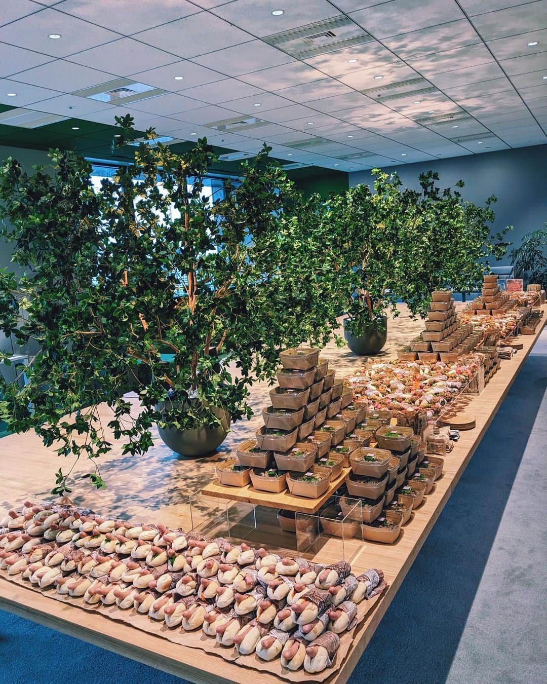 寺井幸也のインスタグラム：「ㅤㅤㅤ @yukiyameshi  200名catering。 企業様オフィス拡大のお祝い㊗️ 今回は装飾は苺飴ブースのみで とにかく食のボリューム重視💪🏻 だけどなるべく華やかに。 200名ガッツリ食は中々ハードでしたが 足りたかな🤔 苺ブースの色とりどりの フラワーベースは　 @charbatake  さんからリース。 いつもあざまる💛 ㅤㅤㅤ 来月は脅威の600人装飾イベントもあるし どんどん成長してる🔥 ㅤㅤㅤ #yukiyameshicatering」
