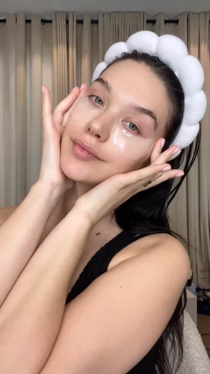 アマンダ・スティールのインスタグラム：「Skincare prep for makeup 💕💕 Look how my face comes back to life LOL @elemis #elemispartner」