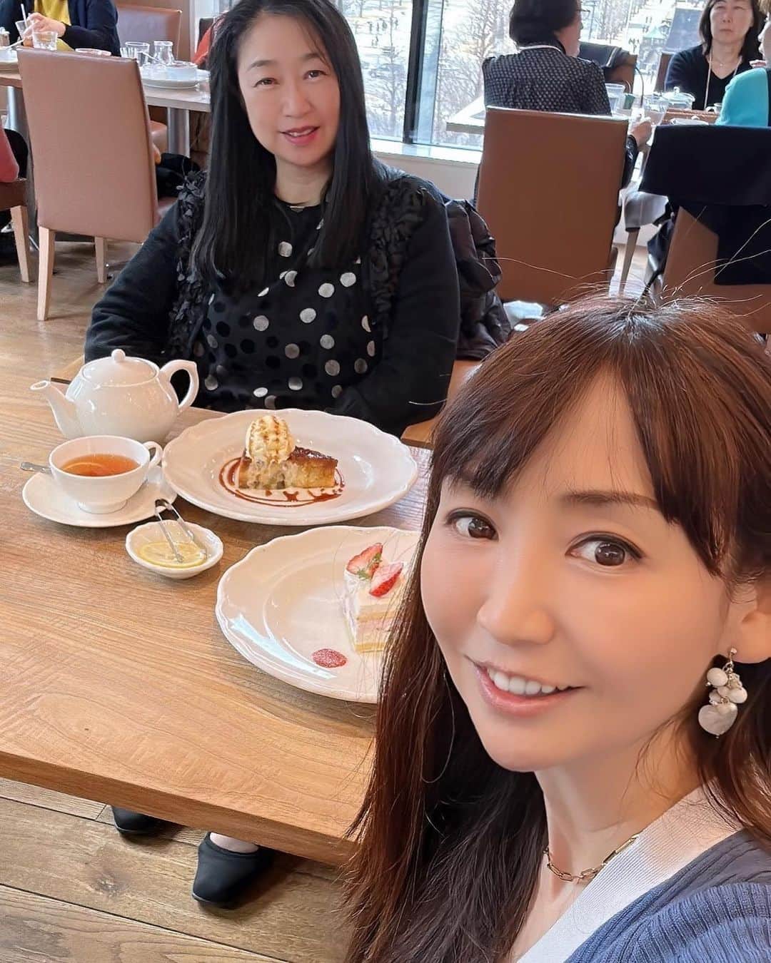長谷川夕希子さんのインスタグラム写真 - (長谷川夕希子Instagram)「睡眠不足が続いてる🥺 私に必要なのかも⁉️  スイーツ女子、男子に 人気高い @afternoontea_official  にやっぱり食後は吸い寄せられる私たちでした😋💓  美味しいよね💕  アフタヌーンティー・ティールーム 丸の内新丸ビル  📞03-5223-8050  イヤリングは @granthule7 さん✨  #アフタヌーンティーティールーム  #丸ビル  #丸の内カフェ  #アラフォーライフ  #アラフィフライフ #美魔女 #大人女子の休日  #大人女子会  #カフェ部  #カフェタイム」4月15日 7時12分 - yukikogabby