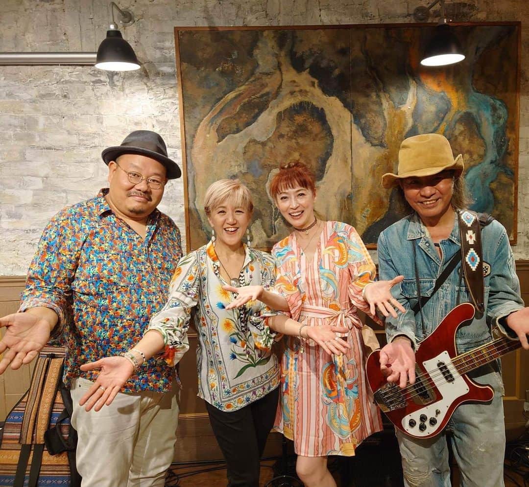鈴木桃子のインスタグラム：「COSA NOSTRA Acoustic Live 〜Voices Of Spring〜@祐天寺Fj's 無事終了！  最高に楽しかったです〜🤩😆💕🎶  お越しいただいたみなさま、関係者のみなさま、どうもありがとうございました！ おかげさまでCDもたくさんの方にご購入いただき感謝の気持ちでいっぱいです❤️  それにしても、やっぱり玲子ちゃんと並んで一緒に歌うと嬉しいな🥰そしてカナメさんのベースは唯一無二！めちゃテンション上がる〜💓そしてそしてガッツくんのギターも超絶気持ち良かったです💕  アコースティックライブっていつもならわりと楽にゆるく歌えて、ライブの後も余力が残ってることが多いのですが、昨日はガッツくんとカナメさんのパワフルなグルーヴが気持ち良過ぎて、思わず全力でw普通にバンド編成でライブやってるノリでガッツリ歌っちゃった感じでした😅全然アコースティックじゃないやん！みたいな🤣  さぁ！この勢いで7/23も飛ばしていきますよ〜🤩🎶😎  そうなんです。 次回のCOSA NOSTRAライブは2023年7月23日(日)に目黒Blues Alley Japanにてバンド編成でやります！ 楽しみ過ぎる〜😆💕🎵今から良かったら是非スケジュールを空けておいてくださいね💗 詳細はまた改めて！  ホントに昨日はどうもありがとうございました〜🌸😊🌸  #cosanostra #kaname #小田玲子 #鈴木桃子 #中沢ノブヨシ #コーザノストラ #fjs #momokosuzuki #alltimebootlegvol1」