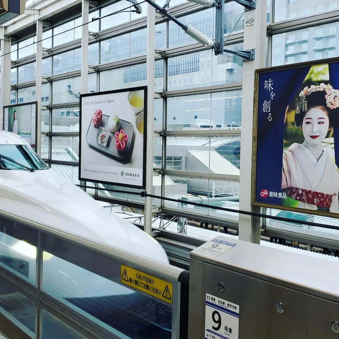竹内弘一のインスタグラム：「一人でカメラ持って幕張メッセへー！ Kyobizの取材。しかも日帰り！ 旅のお供は桂南光さんにいただいた 秋田道夫さん著「機嫌のデザイン」  #kyobiz #京都中央信用金庫 #中信 #京セラ #kyocera #日本電産 #nidec #堀場製作所 #horiba #島津製作所 #shimadzu #マツシマホールディングス #足立病院 #ワコール #wacoal #リアライズコーポレーション #ツーナインジャパン #ニッカテクノ #アースカーゴ #公益社 #voga #kuska #ローカル報道 #kbs京都 #tv #ニュースキャスター #竹内弘一 #海平和 #automobilecouncil」