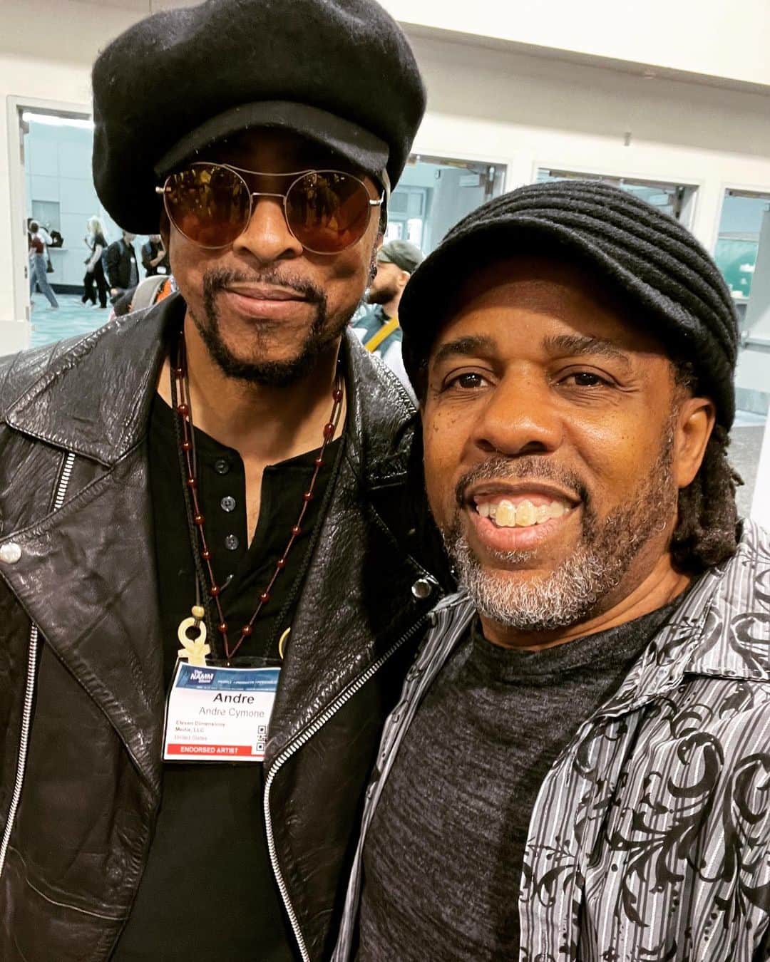 ヴィクター・ウッテンのインスタグラム：「Had to get a pic with the great Andre Cymone @acymone」
