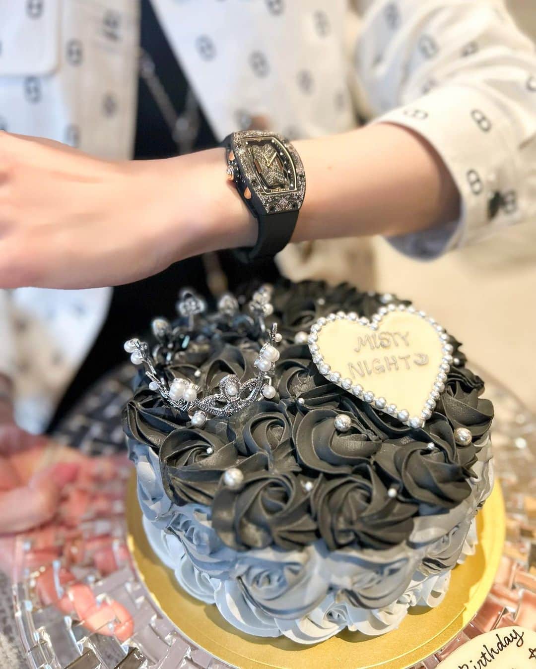 JUNKO（飯田順子）のインスタグラム：「・ ・ ・ ・ ・ 時計をイメージして こんな素敵な🎂ありがとうございます❤︎ ・ 時計の中が星空🌌✨ ずーっとみてられるくらい かっこいい😭❤️ ・ RM07-01   #rm0701 #rm07-07 #インターギャラクティック  #ミスティナイト #richardmille  #リシャールミル  #リシャール  #腕時計 #腕時計好きな人と繋がりたい #腕時計くら部 #腕時計好き #腕時計コーデ  #luxurywatch #luxurywatches #luxurybrand #luxurylistings  #mistynight」