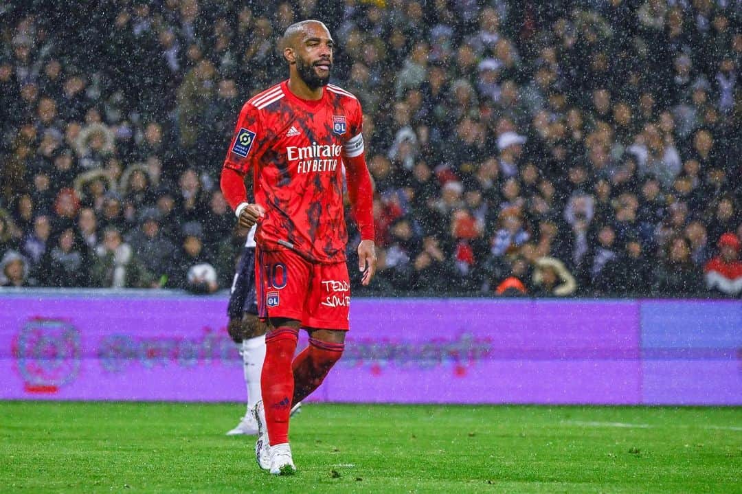 アレクサンドル・ラカゼットのインスタグラム：「Belle victoire en équipe ce soir !! On continue 🫡♣️ Merci aux supporters d’avoir fait le déplacement 🔴🔵」