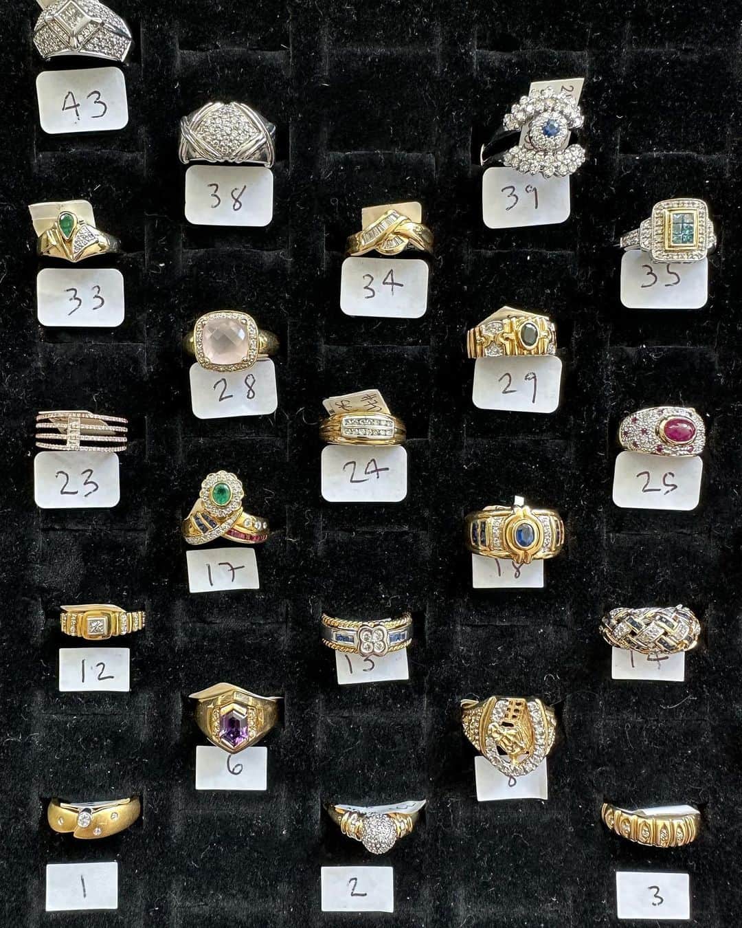カレンザンボスビンテージクチュールのインスタグラム：「More Estate Rings coming your way tomorrow! 😍✨💍 (Unless you all slide into my DMs to sell them out ahead of time! 🥰) Tune in tomorrow after The Vault to shop Estate Rings Under $1000 at 7:30PM PST with @covetbychristos #luxuryaccessories #accessories #style #stylish #luxurylife #luxurystyle #diamondsareagirlsbestfriend」