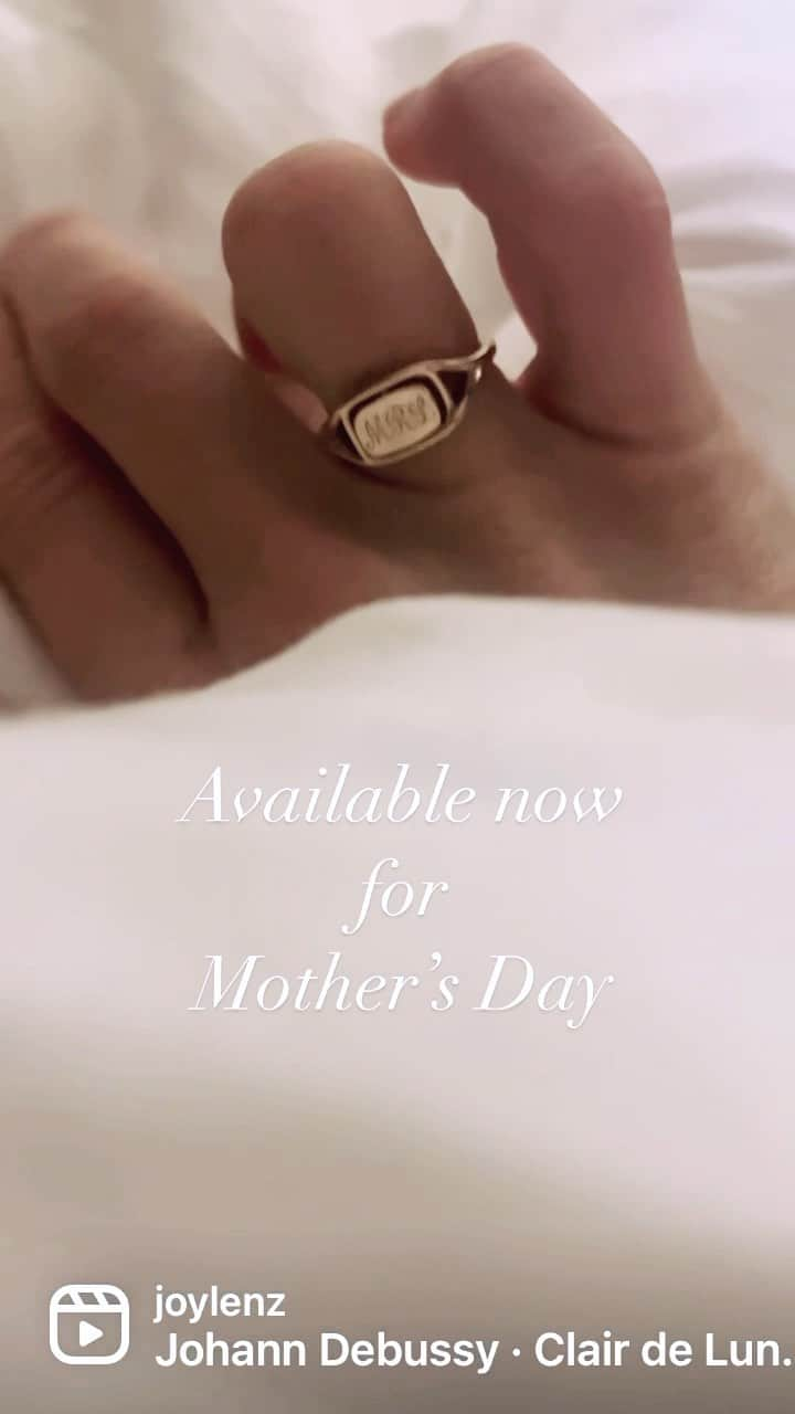 ベサニー・ジョイ・レンツのインスタグラム：「Heirloom pieces are for generations. They carry memories and inspiration. Bring home our Shield ring today, designed with the resilience, whimsy, strength, intimacy, surprises and joy of womanhood. Link in bio. @sophieratner_jewelry #jewelry #bethanyjoy #heirlooms #family」