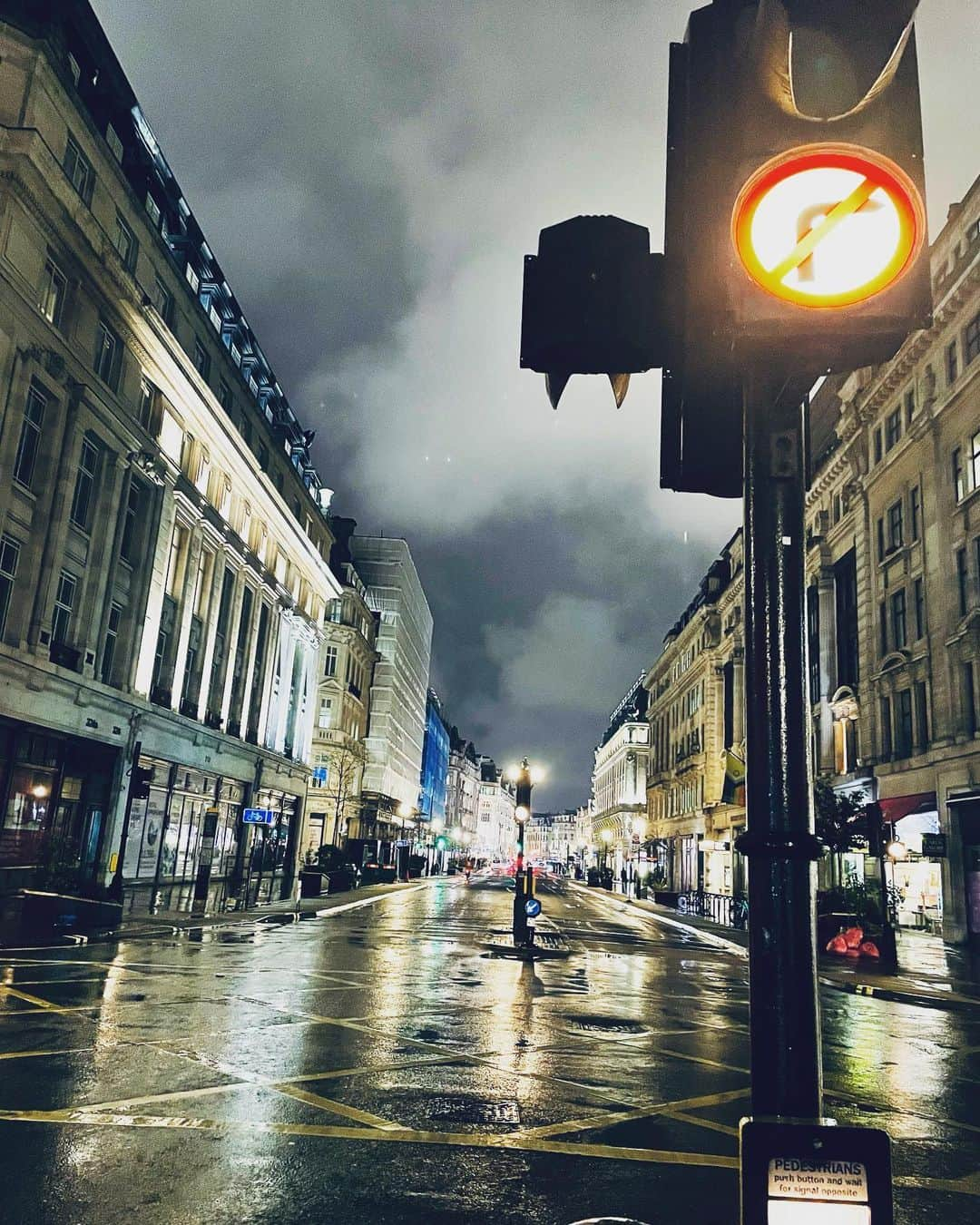 大草直子さんのインスタグラム写真 - (大草直子Instagram)「雨がそぼ降るロンドン☂️着いて荷解きをしたら、近くのパブへ🍺「あなたが自腹で飲むならどれ？」と聞いて、出てきたのがこれ。LOCAL IPA。柑橘ぽい味🍋がして、14時間のフライトの後には✈️ぴったり。こちらはまだ夜。Oyasumiオイルでゆっくりマッサージして、寝ます。また明日！  @amarc_official  @zozotown  #こちらは夜 #今日はヘトヘト #もうねます #素敵な週末を」4月15日 7時48分 - naokookusa