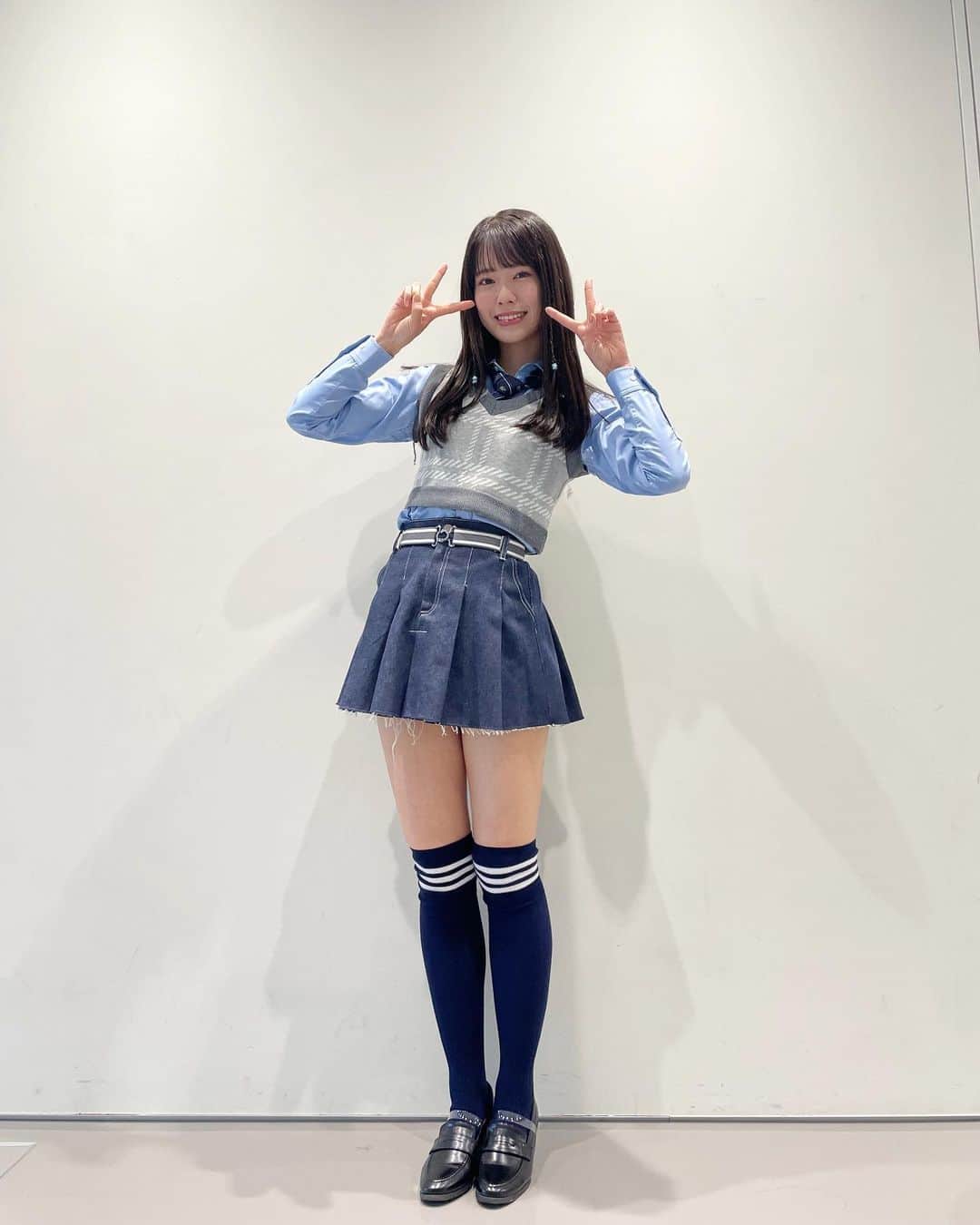 小田えりなさんのインスタグラム写真 - (小田えりなInstagram)「#バズリズム02 #どうしても君が好きだ 今回の制服はマリンスタイル👙 かな！！！💙💙💙  青好きだから嬉しい！！！ デニムのミニスカート、小学生ぶりに履いたかも！！！  次はどんな衣装かなあああああ🧛‍♂️  #ニーハイストーレトヘアーおねえさん #AKB48」4月15日 7時42分 - odenchannn