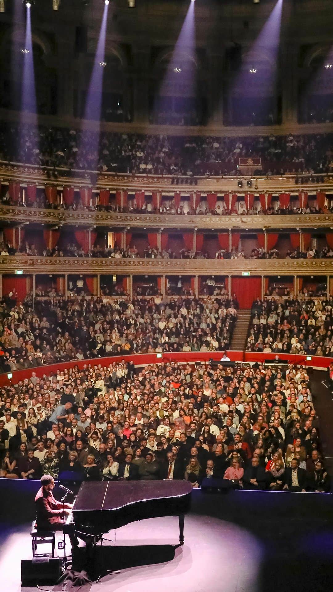 のインスタグラム：「London, it was a pleasure singing together! Thank you for an unforgettable evening at @royalalberthall.」
