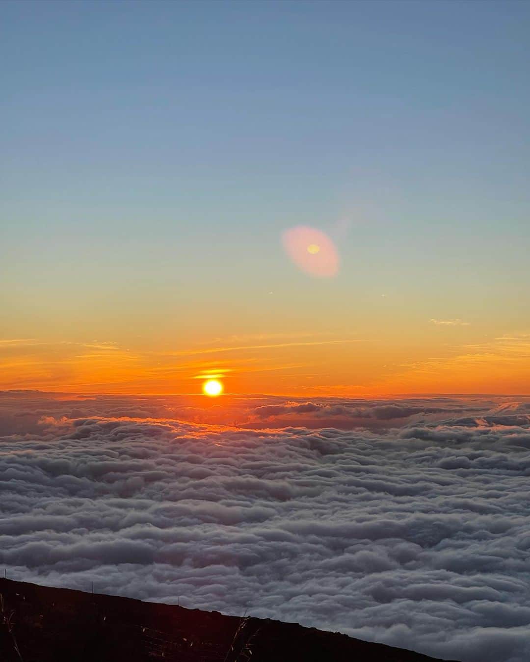 フェリシティー・パルマティアーのインスタグラム：「watch sunset from above the clouds - highly encouraged 👍🏽more hiking of Haleakala - also encouraged🍷🫶🍄⛰️🌈 its so crazy to think that this hike was on the same volcano… total different landscapes (swipe to video 7) for a total contrast from the previous post where it looked like the moon 🌝」