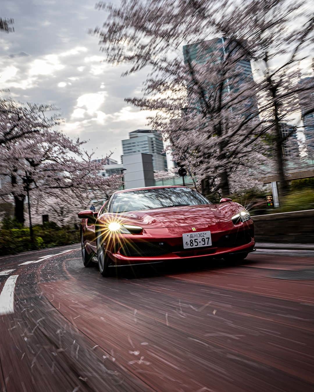 Ferrari Japanさんのインスタグラム写真 - (Ferrari JapanInstagram)「221cvの市販車としてリッターあたりの燃費の新記録を樹立。旅することがますます楽しみになる #Ferrari296GTB は、頼もしき相棒。   #Ferrari #フェラーリ #296GTB #FerrariJapan #LuxuryLifestyle #LuxuryCars #CarLifestyle #Ferraristi #ラグジュアリーカー  #carstagram  #桜 #東京」4月15日 8時00分 - ferrarijpn