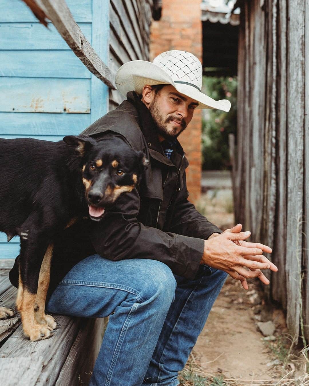 のインスタグラム：「Drover Heritage Coat  Crafted from our premium wind and water resistant heavy weight oilskin.   📸 : @ruralhausphotography  #DrizaBone」