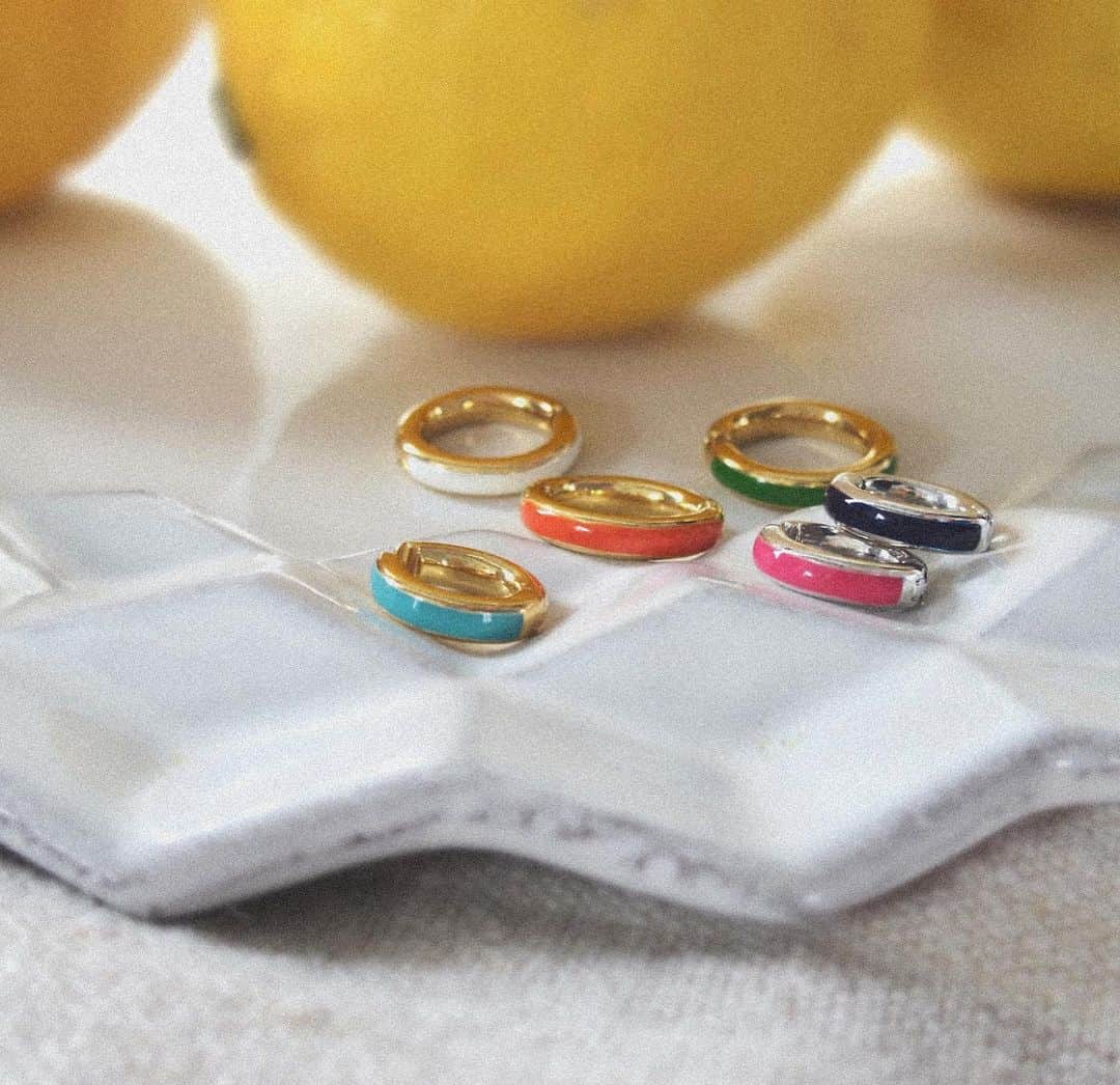 STAR JEWELRY Girlさんのインスタグラム写真 - (STAR JEWELRY GirlInstagram)「ビビットカラーで明るいムードを表現した“JEWEL ENAMEL”。 鮮やかで心躍るようなカラーバリエーションが元気を与えてくれるラインナップ。 重ね着けで自分らしさを表現するのがおすすめです♪  #jewelenamdl #ジュエルエナメル #エナメル  #エナメルジュエリー #clipearring #earcuff #イヤーカフ #pierce #ピアス #earring #イヤリング #gold #ゴールド #silver #シルバー #jewelry #ジュエリー #スタージュエリーガール #STARJEWELRYGIRL」4月15日 8時03分 - star_jewelry_girl