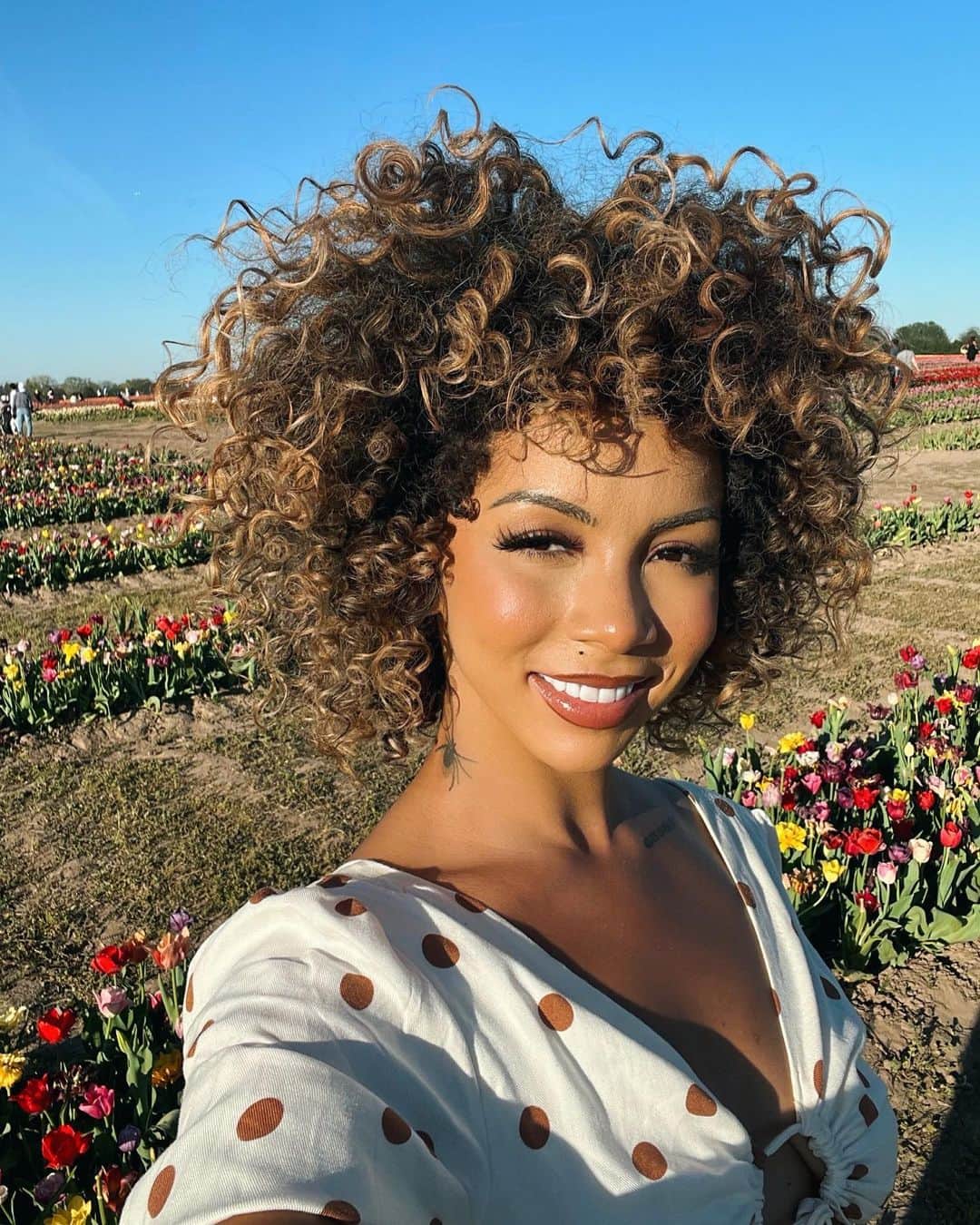 Brittany Rennerのインスタグラム：「When you’ve been deeply hurt and betrayed, you try to equip yourself from any potential threats to your heart again. You attempt to control all narratives when you will NEVER be able to dictate every outcome no matter how hard you fight to. It’s easy to walk away, to shut people out, and go back to doing what makes you feel safe. Unfortunately, there’s no growth in that. Going back in your turtle shell just assures you that the turtle shell is all you’ll ever know 🐢   It’s fascinating to me how accustomed we’ve become to isolating ourselves from connection when connection is the one thing we crave the most. You know the outcome of doing what you’ve always done…why not shake it up and try something new? All things magical happen in the unknown. Happy Friday 🌷」