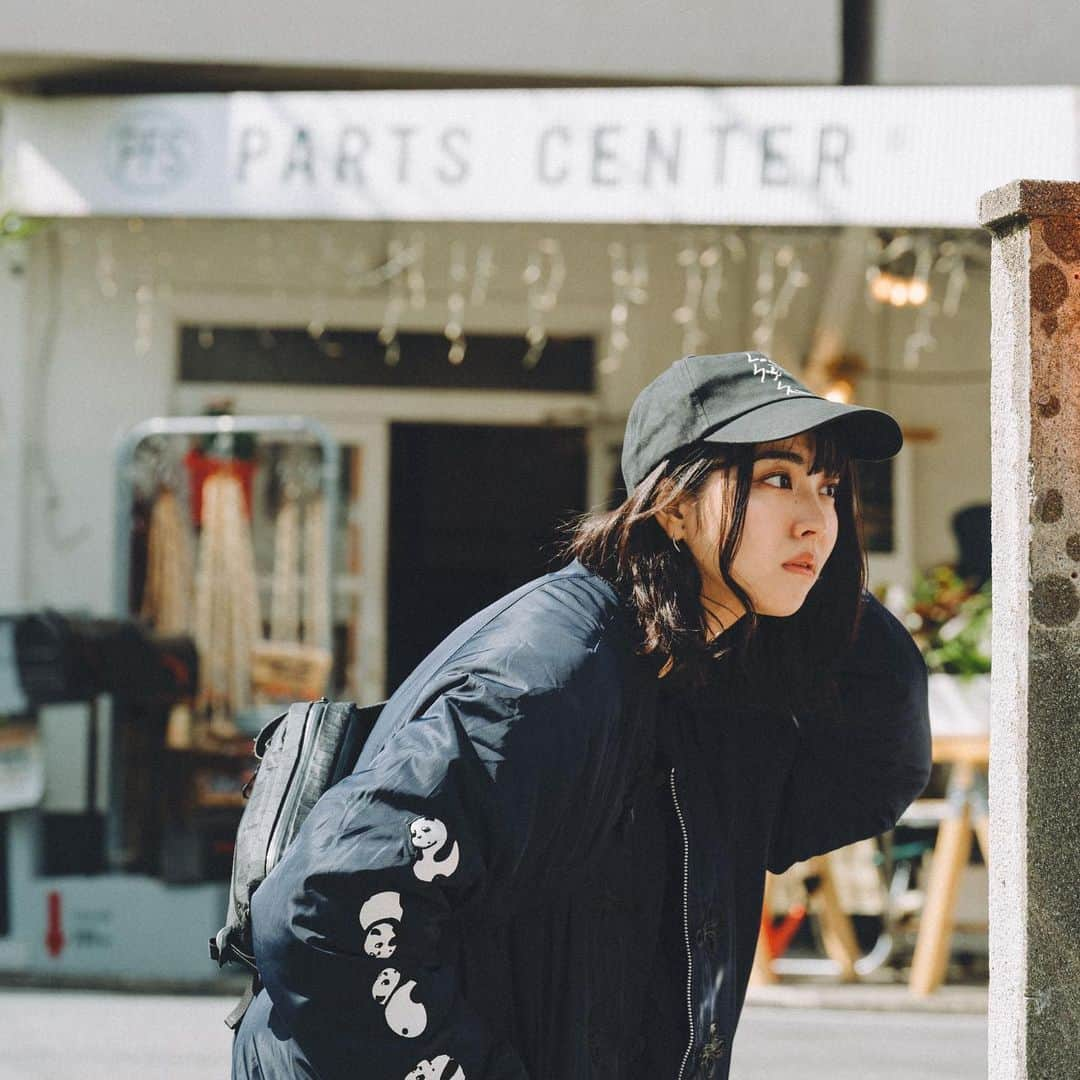 遊上なばなのインスタグラム：「おはよう。  今日は雨だね。 土砂降りになる時の雨は 心が落ち着いて好きなのです。  雨の音がして 少し早起きしました。 目覚めが良かった気がする。  早く起きて　雨を見つめて さぁ、今日はなにをしようか あれや　これや 考える朝の時間がすき。  鏡見る遊上と、鏡越しの遊上 📷　@kenta.koishi   #셀카 #셀피 #셀기꾼 #셀스타그램  #얼스타그램 #selfie #instagram  #goodday #goodmorning  #일상 #おはよう #morning  #굿데이 #makeup #미용 #인물  #girl #followme #rain  #fashion #좋아요  #雨の日  #love  #맞팔 #팔로우 #spring  #photooftheday #비오는날  #japanesegirl #japanese   ☁︎☁︎☁」